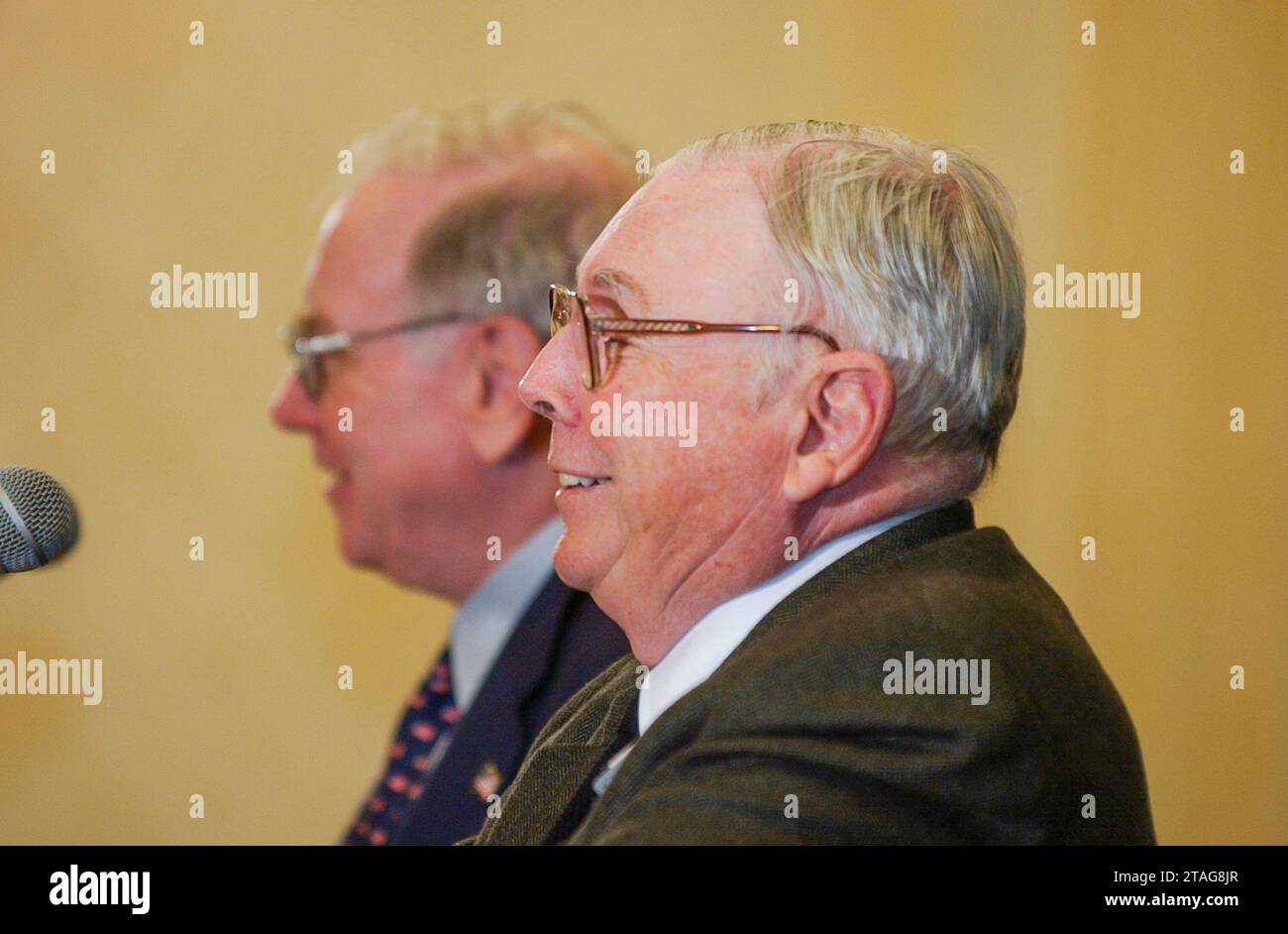 Omaha, NE, USA, 05.05.2002; Warren Buffett, ranked the 2nd richest man in the world, and his companion Charlie Munger during their Annual Press onfoerence following the meeting for the share holders. DIGITAL Photo: Orjan F. Ellingvag / Corbis Sygma Stock Photo