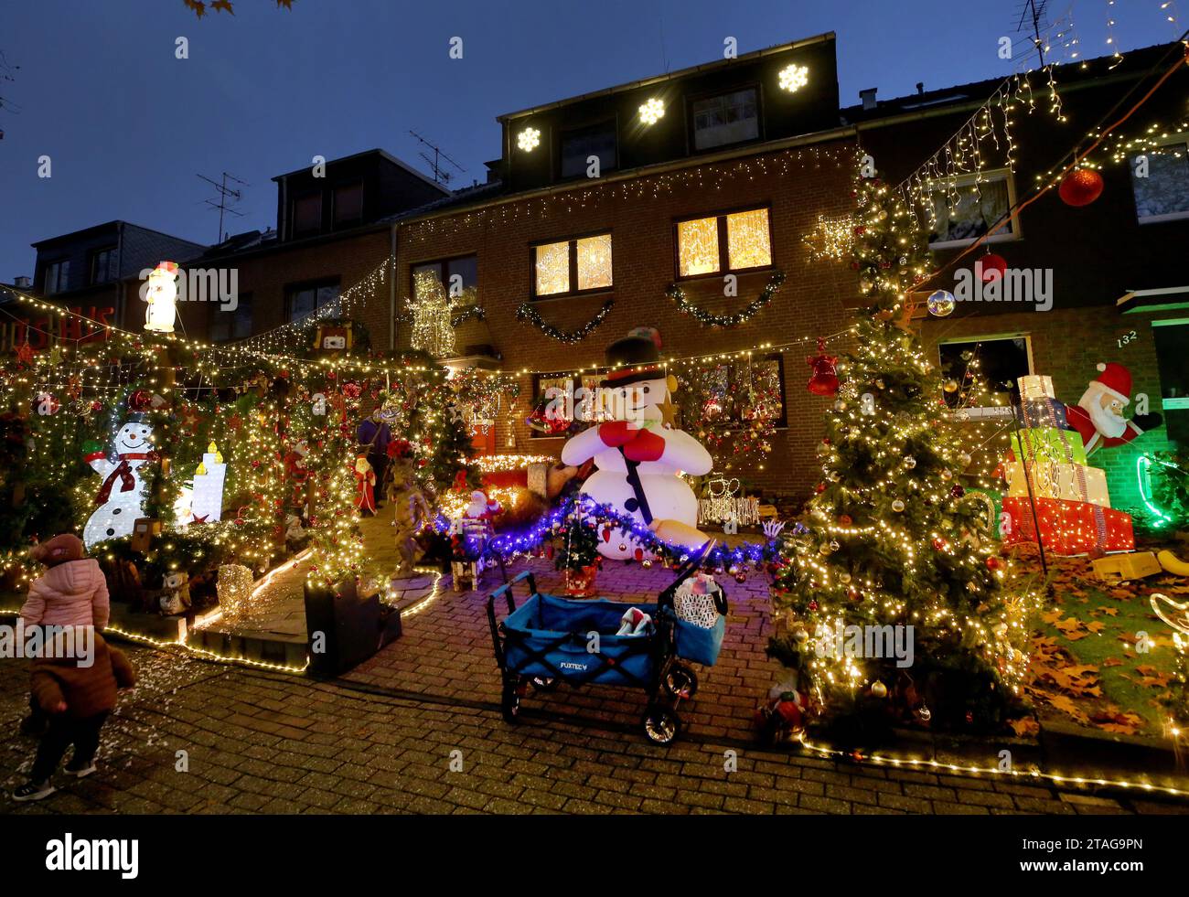 Oberhausen, Germany. 28th Nov, 2023. Dirk van Acken's home, decorated for Christmas, shines in all colors. Around 70,000 lights are shining on his house and inside there is a veritable frenzy of decorations: nutcrackers, reindeer, mini Christmas houses, countless figures and Christmas knick-knacks. Credit: Roland Weihrauch/dpa/Alamy Live News Stock Photo