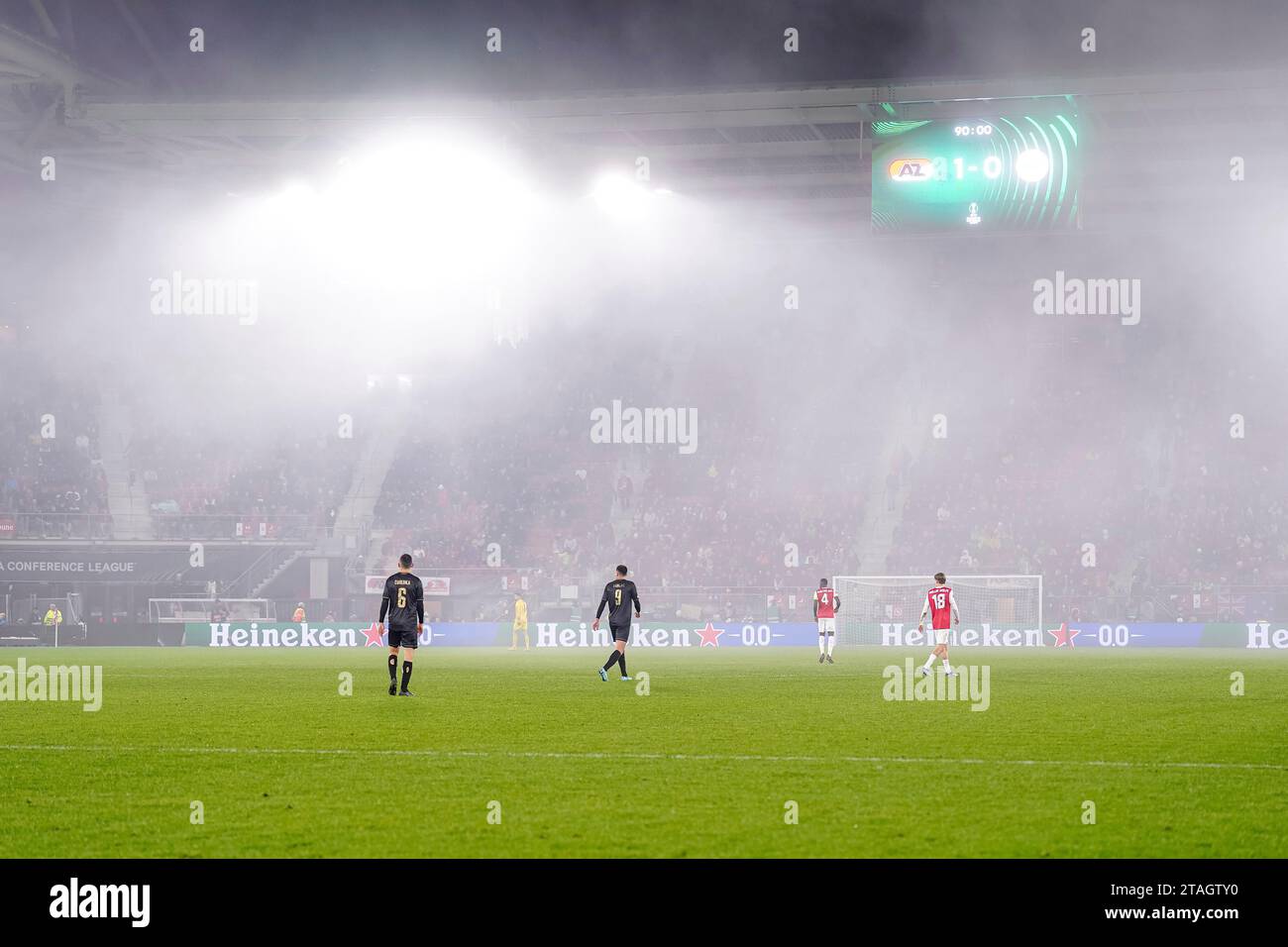 Alkmaar, Niederlande. 30th Nov, 2023. Stadium filled with smoke due to fireworks used by the fans during the Group E - UEFA Europa Conference League 2023/24 match between AZ Alkmaar and HSK Zrinjski on November 30, 2023 in Alkmaar, Netherlands Credit: dpa/Alamy Live News Stock Photo