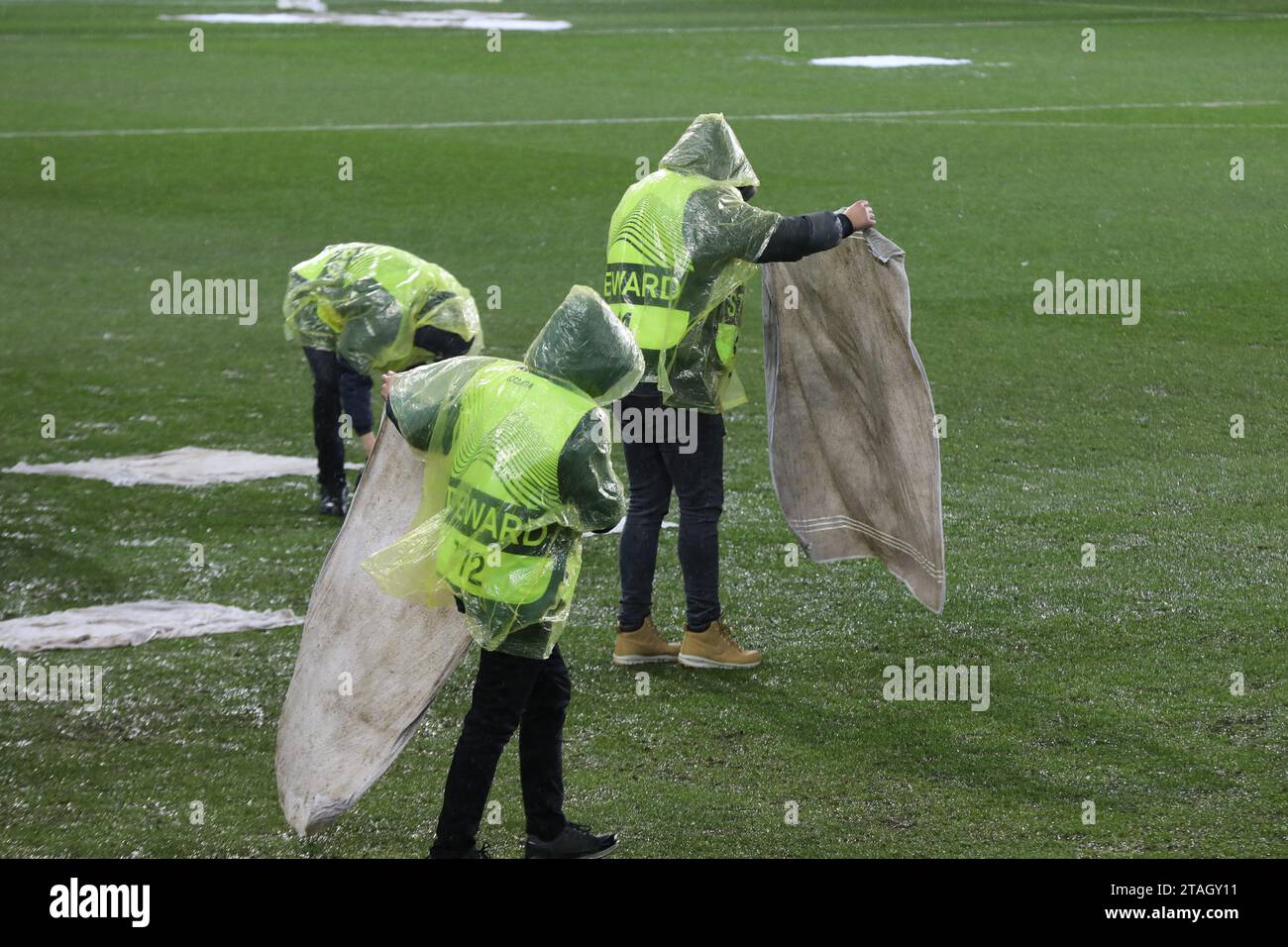 France. 30th Nov, 2023. © PHOTOPQR/VOIX DU NORD/Thierry Thorel ; 30/11/2023 ; Ljubljana - Le 30 novembre 2023 - Des benevoles et jardiniers eponge l'eau qui a envahi le terrain avant le debut de la rencontre - Photo : Thierry Thorel/La Voix du Nord FOOTBALL UEFA Ljubljana - Losc Lille - conditions meteo Ljubljana, nov 30th 2023. 5th day of the Europa League conference between Olimpija Ljubljana and LOSC Lille, here the pitch is flooded by the rains which have been falling for 24 hours Credit: MAXPPP/Alamy Live News Stock Photo