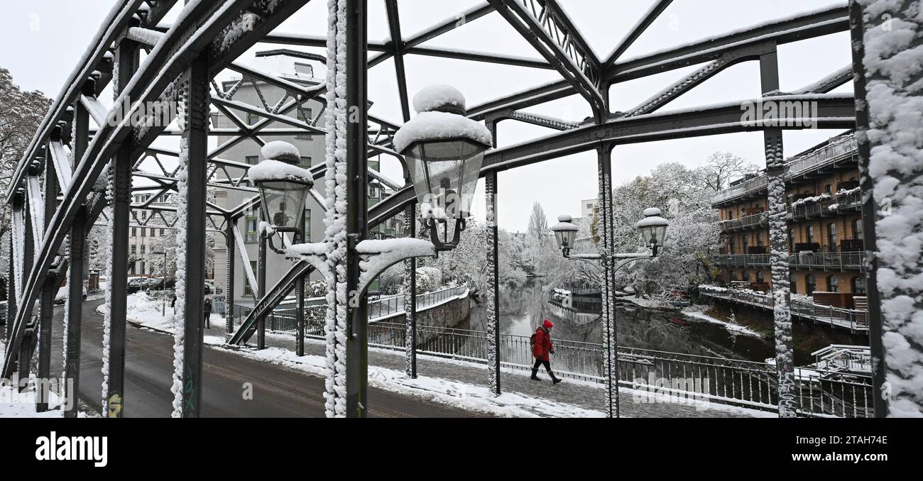 Steel truss bridge snow hi-res stock photography and images - Alamy