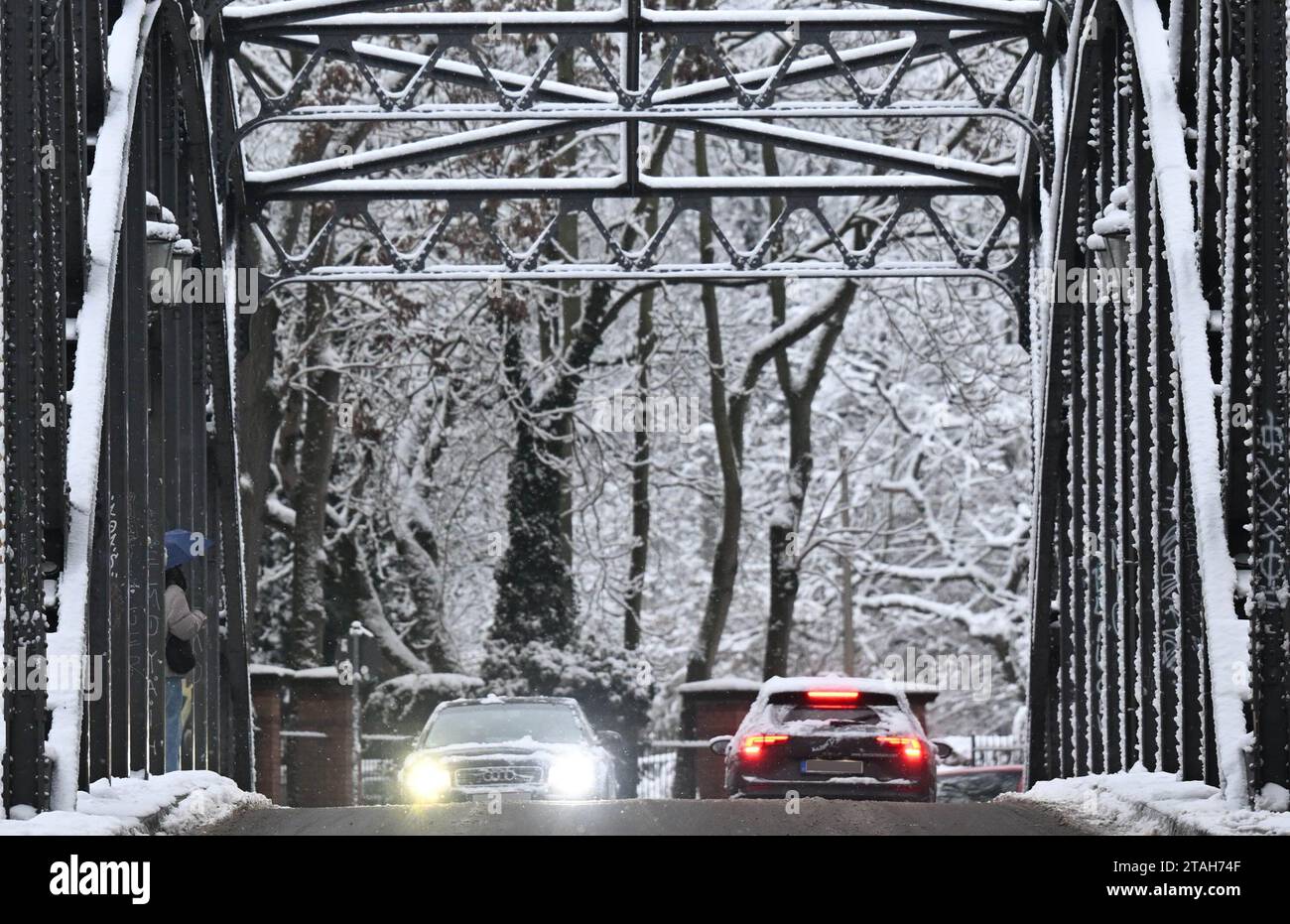Steel truss bridge snow hi-res stock photography and images - Alamy