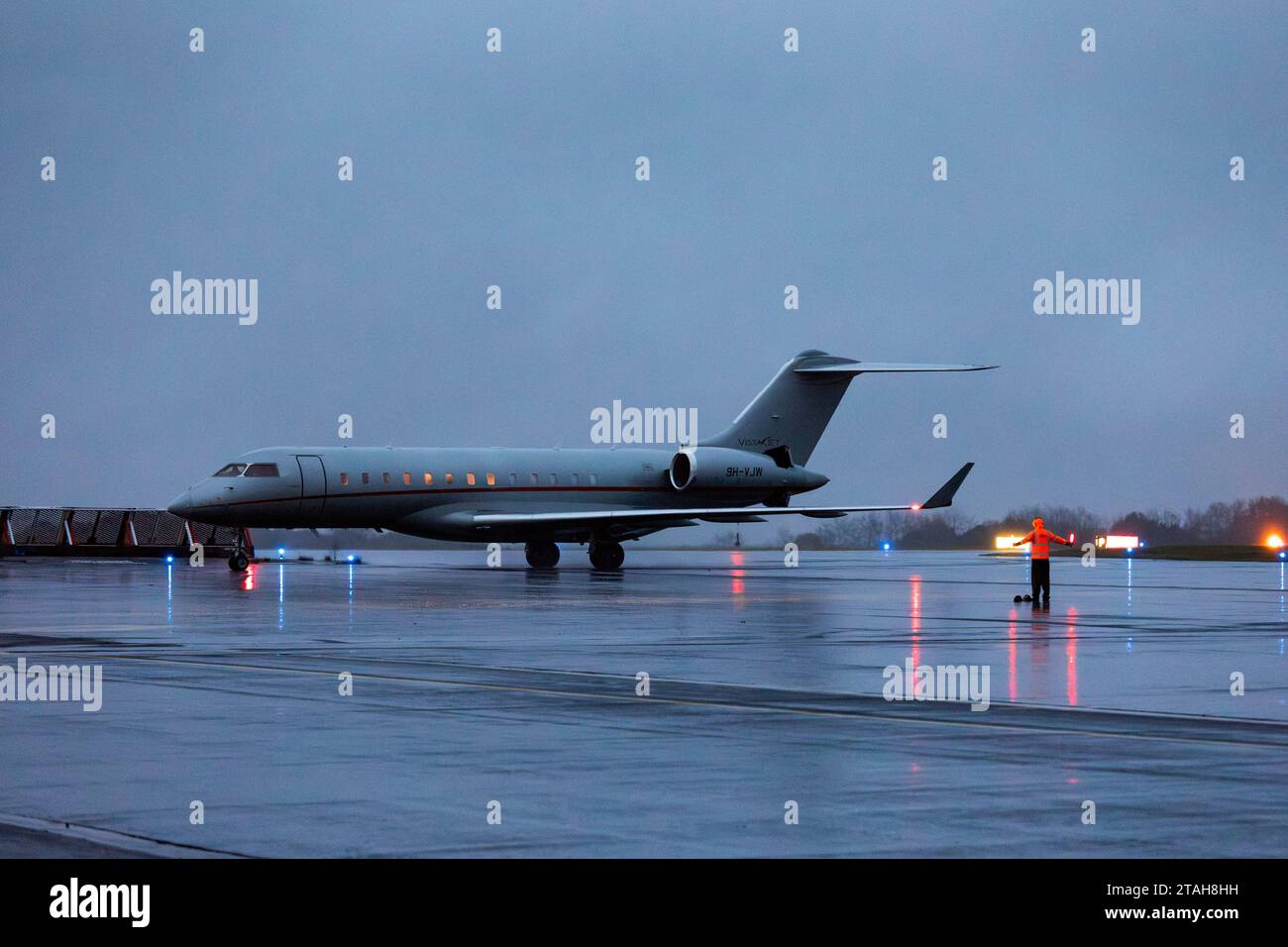 Bombardier global 6000 arriving hi-res stock photography and images - Alamy