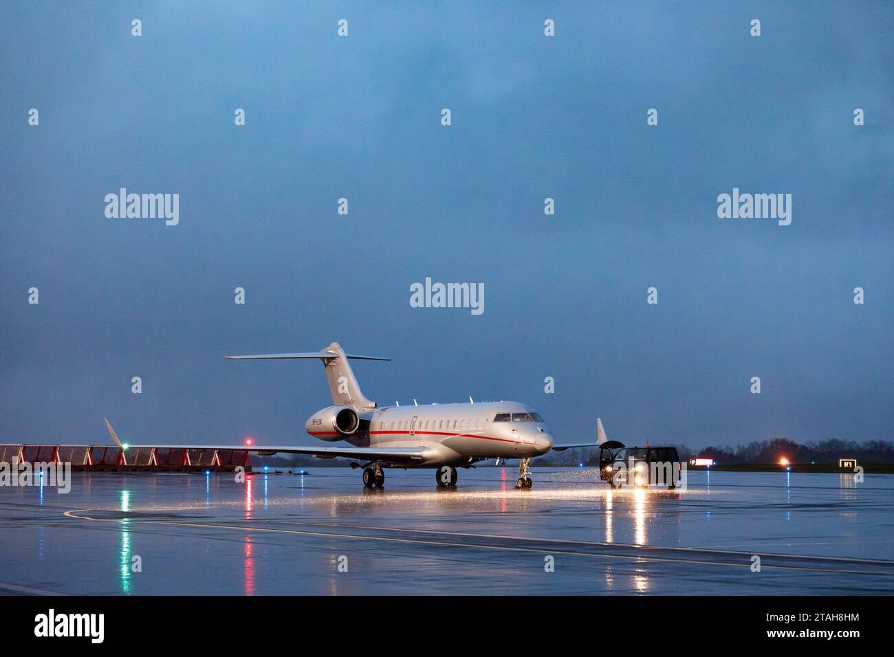Global 6000 arriving hi-res stock photography and images - Alamy