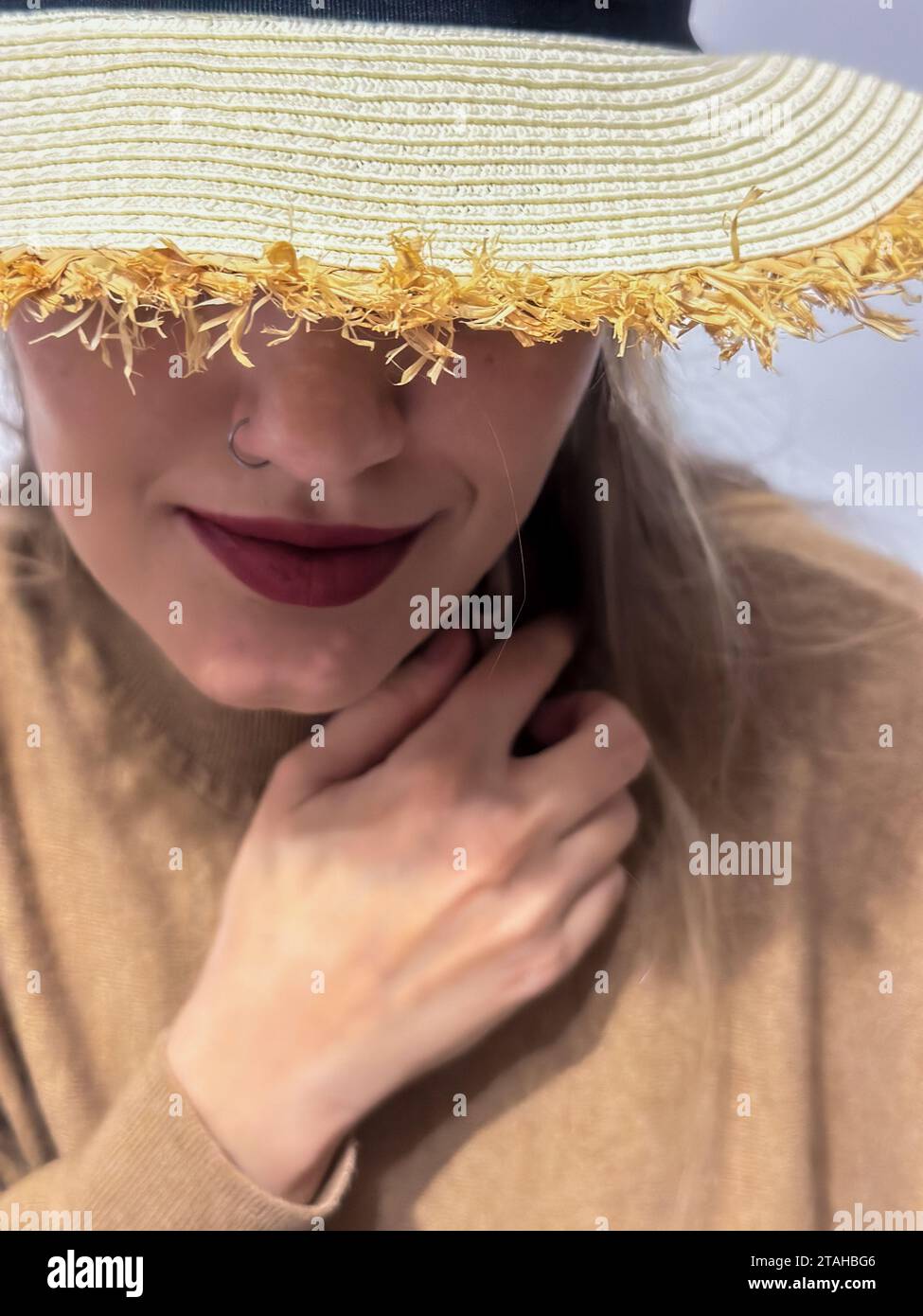 Young woman straw hat hi-res stock photography and images - Alamy