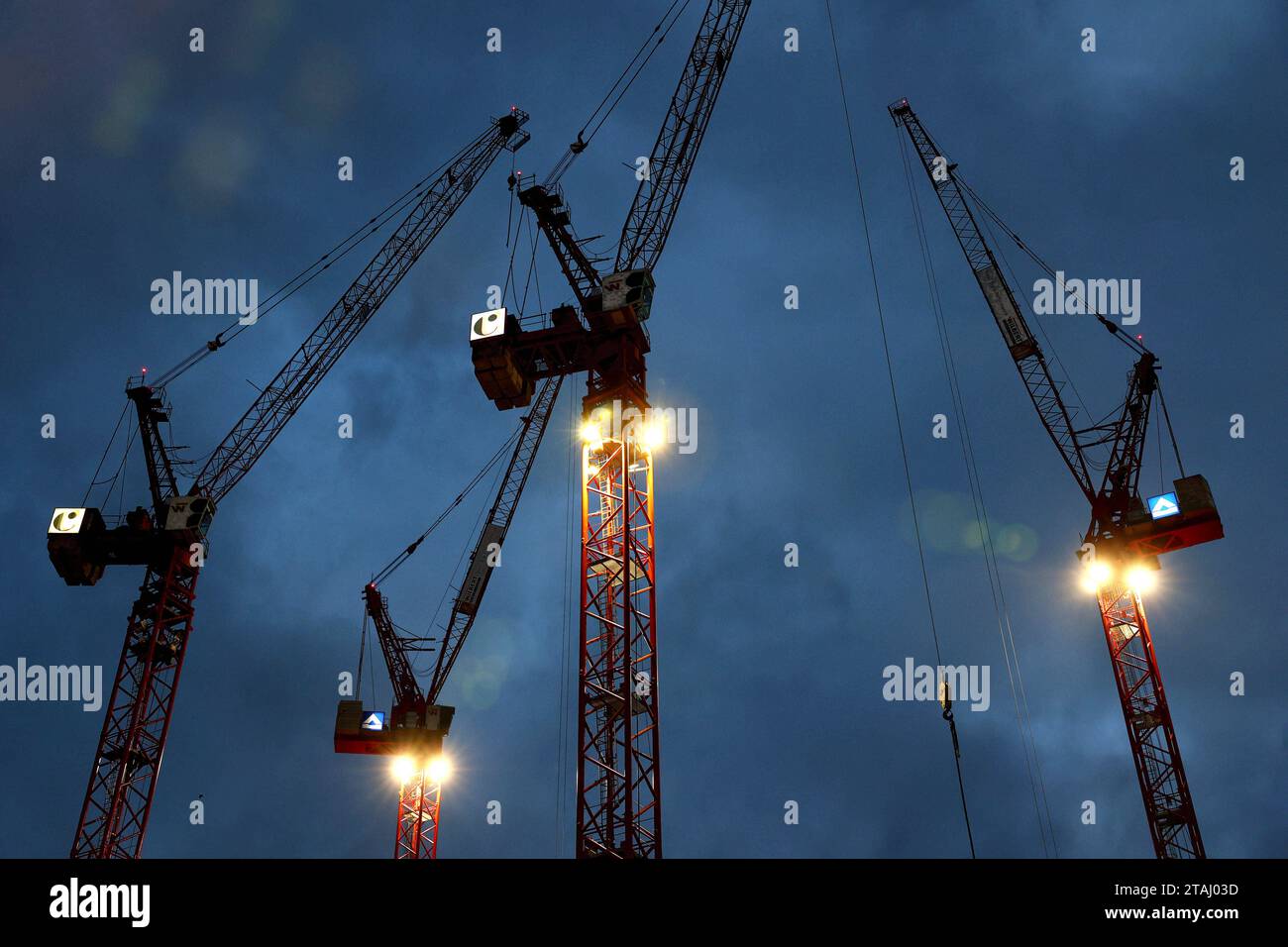 Berlin - Deutschland. Beleuchtete Kräne bei Dämmerung. *** 24 11 2023, Berlin, Germany. 24th Nov, 2023. Illuminated cranes at dusk Credit: Imago/Alamy Live News Stock Photo