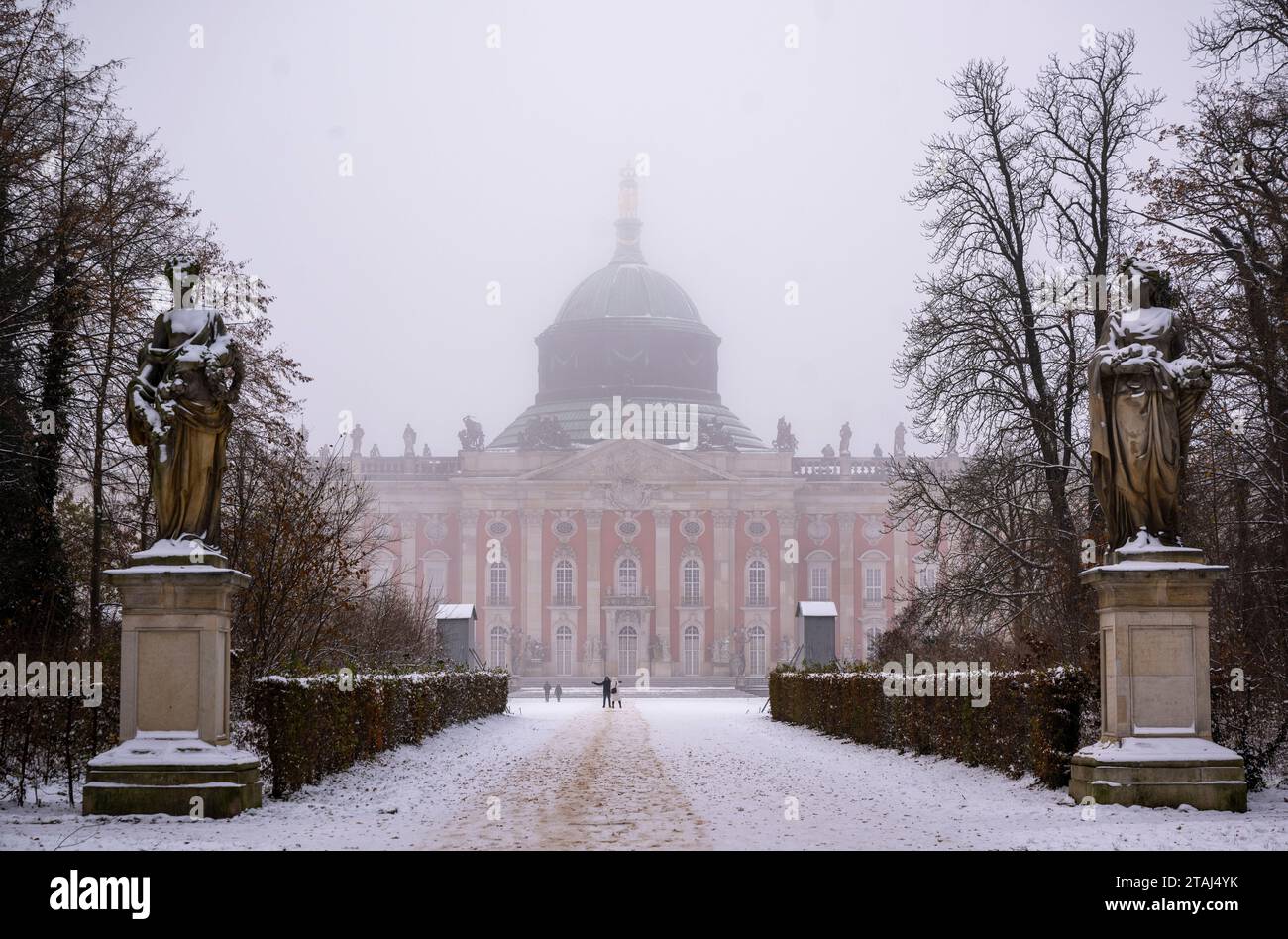 Potsdam, Germany. 01st Dec, 2023. Haze lies over the dome of the New Palace in Sanssouci Park in