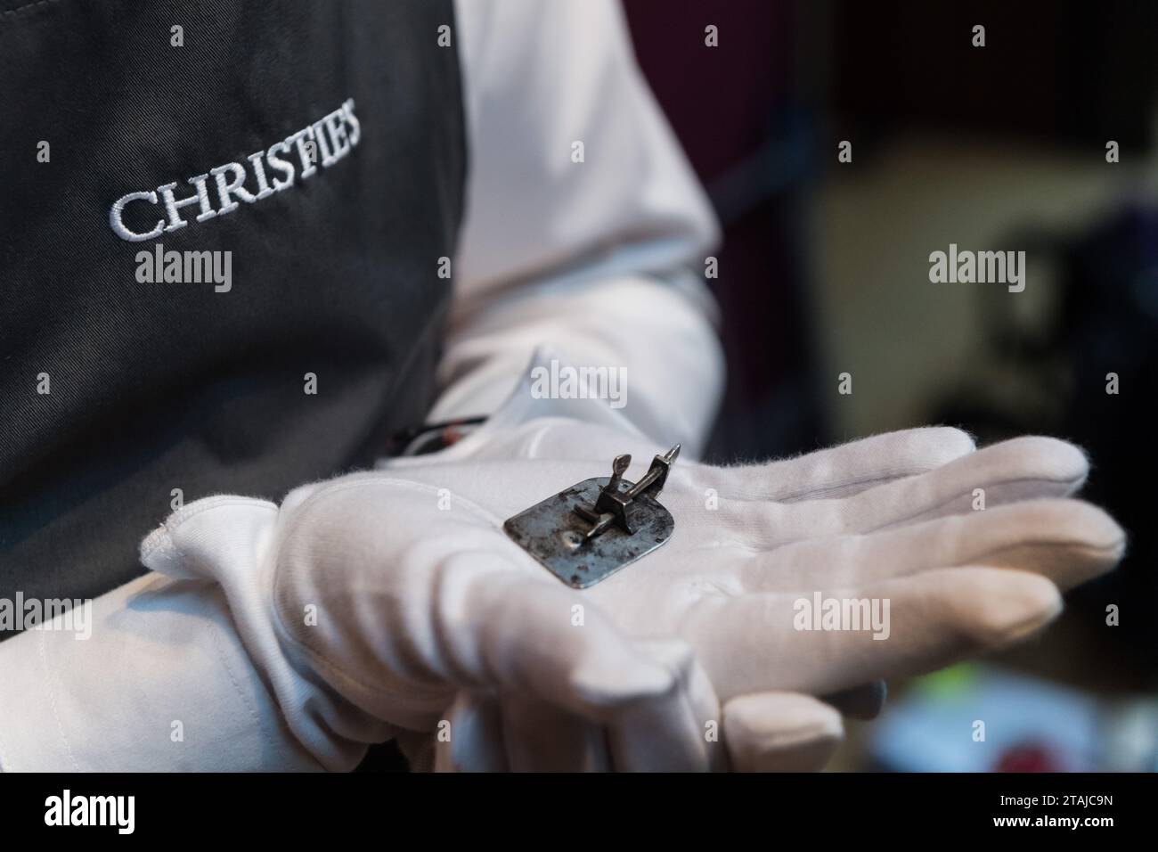 LONDON, UNITED KINGDOM - DECEMBER 01, 2023: A technician holds a silver microscope, one of the rarest microscopes by the father of microbiology, Antoni van Leeuwenhoek (1632-1723) and with the highest magnification extant (estimate: £150,000-250,000) during a photocall at Christie's auction house showcasing the highlights from the Classic Week Sales in London, United Kingdom on December 01, 2023. Spanning art from antiquity to the 21st century, with six live auctions and one online sale, the Classic Week Sales series will run from 1 to 15 December. (Photo by WIktor Szymanowicz/NurPhoto) Stock Photo