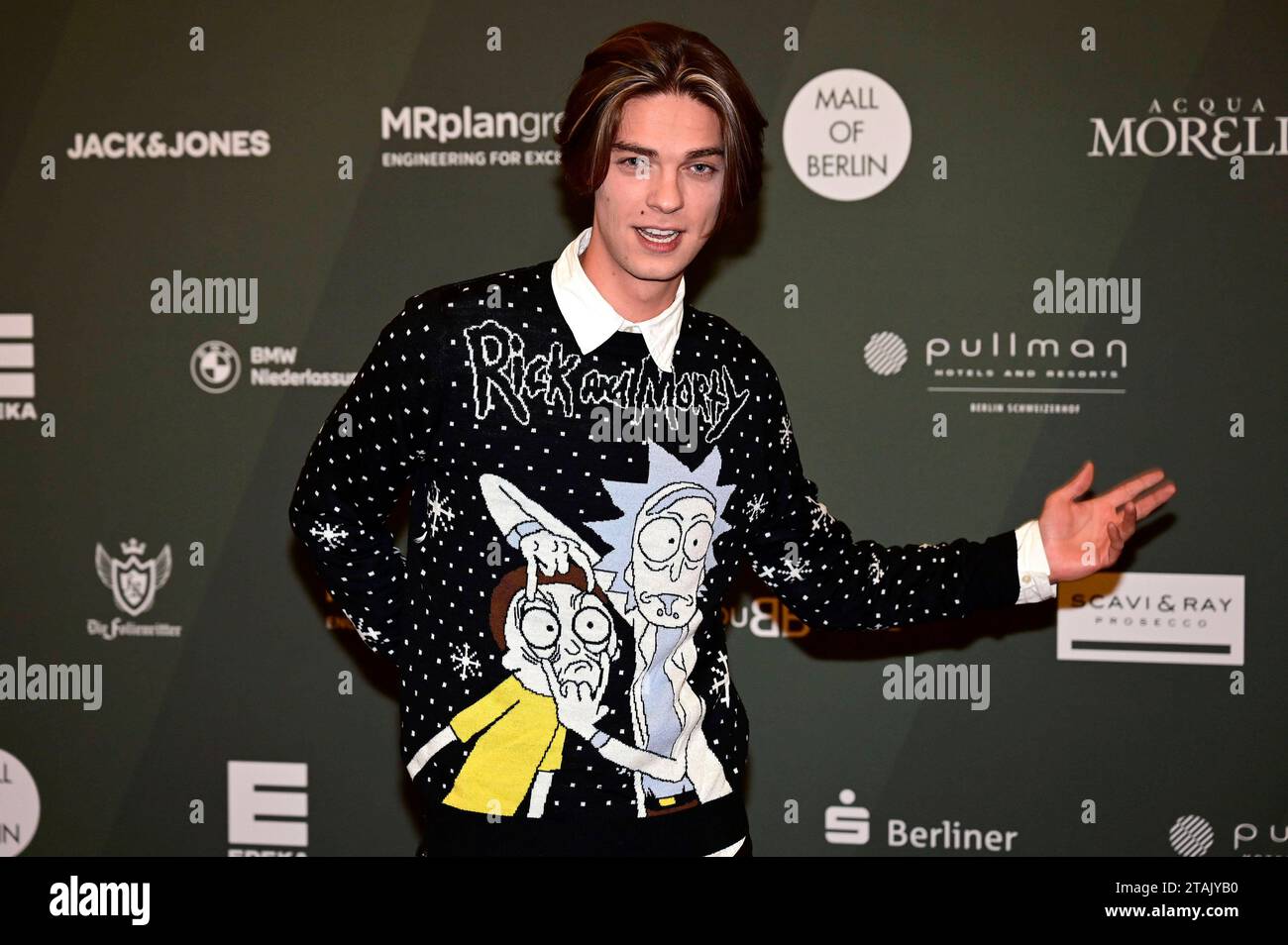 Tim Rasch bei der Strassenfeger Charity Aktion 2023 by Maximilian Seitz ...