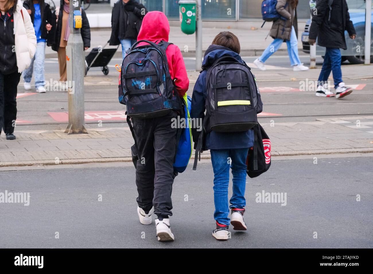 Offspring Backpack Düsseldorf 01.12.2023 Grundschülerin Schüler Grundschüler Schule ...