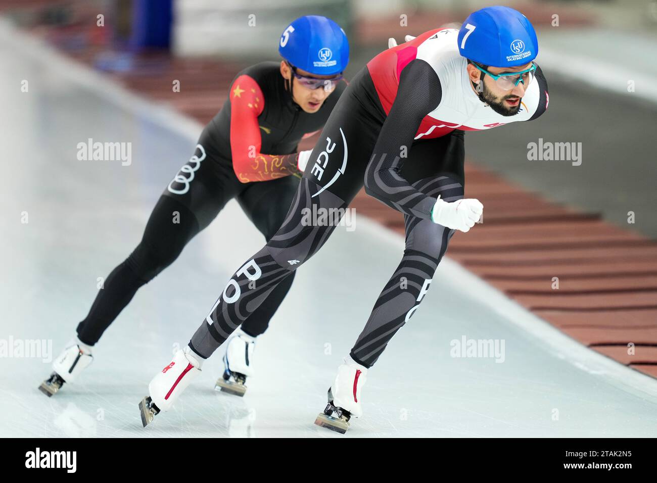 Stavanger, Norway. 01st Dec, 2023. STAVANGER, NORWAY - DECEMBER 1: Teenbuli Yeerken of China, Szymon Palka of Poland competing on the Men's B Group Mass Start during the ISU Speed Skating World Cup Stavanger at Var Energi Arena Sormarka on December 1, 2023 in Stavanger, Norway. (Photo by Douwe Bijlsma/Orange Pictures) Credit: Orange Pics BV/Alamy Live News Stock Photo