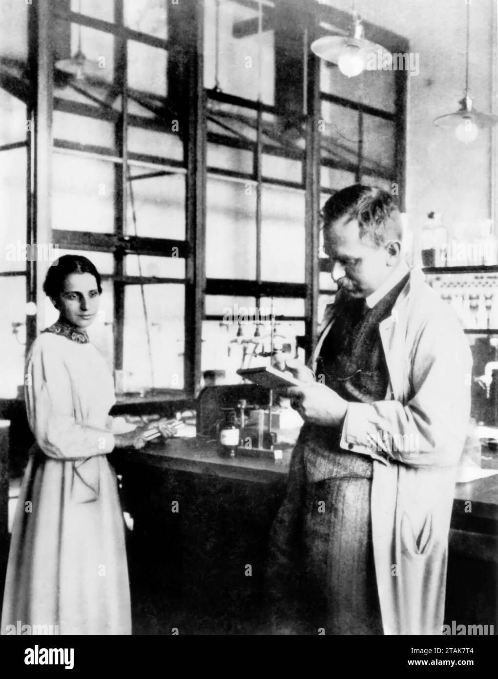 Otto Hahn and Lise Meitner. The Austrian-Swedish physicist, Lise Meitner (b. Elise Meitner, 1878-1968) and the German chemist, Otto Hahn (1879-1968)  in the chemical laboratory of the Kaiser Wilhelm Institute for Chemistry, 1913 Stock Photo