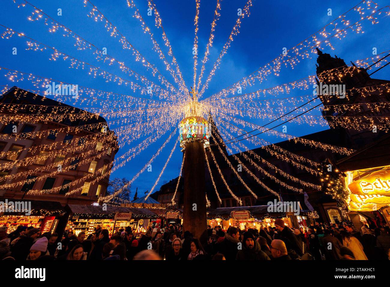 Weihnachtsmarkt in Mainz 2023 Blick nach oben in das Lichterdach, das sich von der zentralen Heunensäule über den kompletten Marktplatz spannt Viele Besucher haben sich eingefunden und genießen die friedliche Stimmung bei einem heißen Getränk Traditioneller Weihnachtsmarkt am Mainzer Dom vorweihnachtliche Stimmung Glühwein Kultur Adventszeit 01.12.2023 Mainz Innenstadt Rheinland-Pfalz Deutschland *** Christmas market in Mainz 2023 View upwards into the canopy of lights that stretches from the central Heunensäule column across the entire market square Many visitors have gathered to enjoy the pe Stock Photo