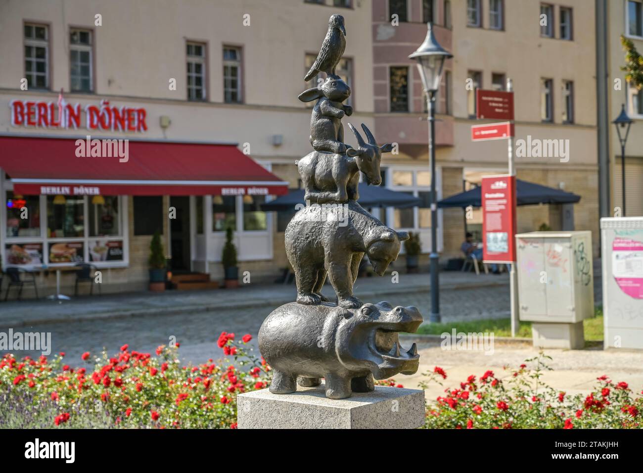 Skulptur aus Nilpferd, Bär, Bock, Hase und Vogel, Stadtmusikanten, Fürstenwalde, Landkreis Oder-Spree, Brandenburg, Deutschland Stock Photo