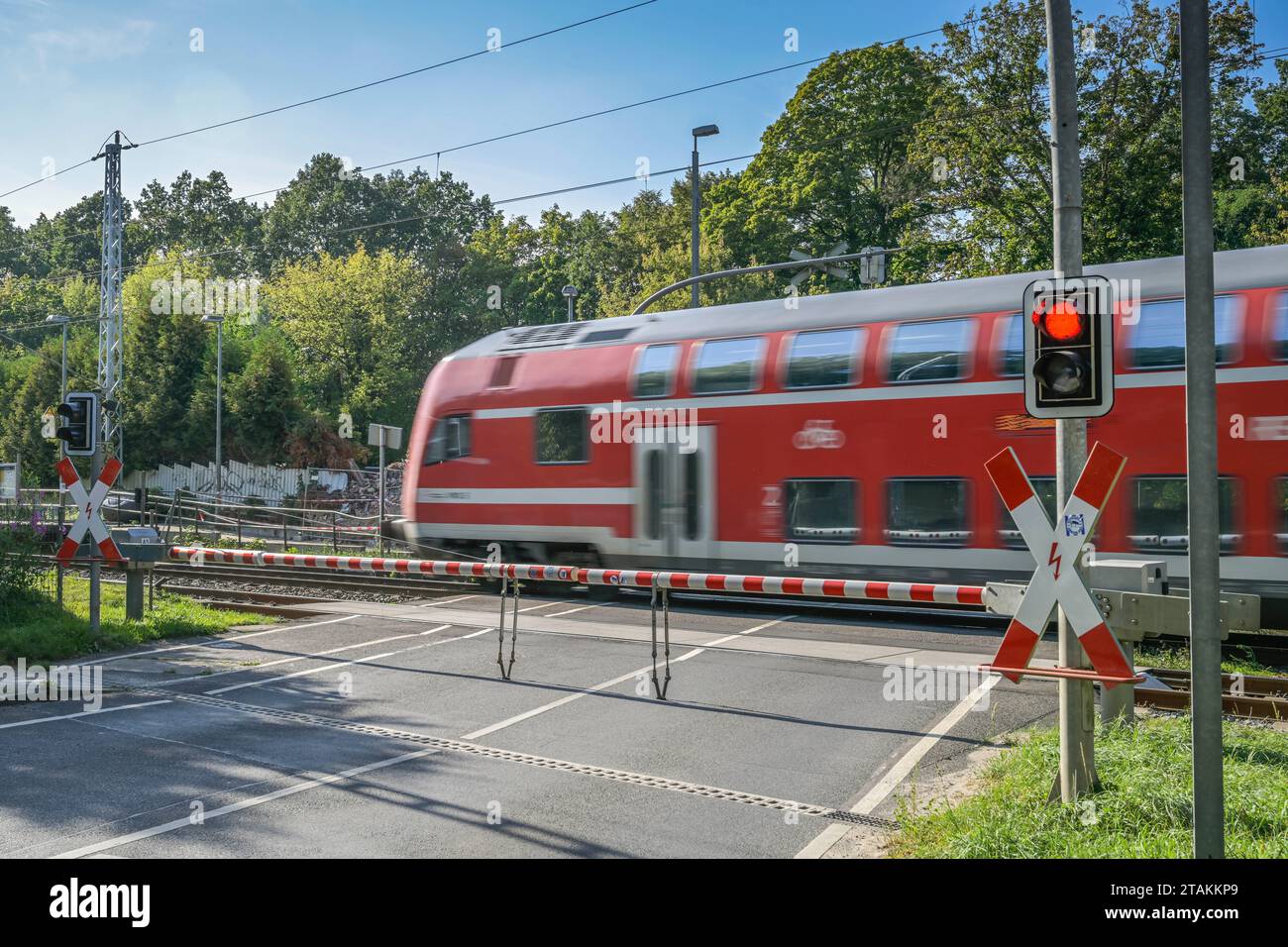 Lokomotive, beschrankter Bahnübergang, Melchow am Rügen, Brandenburg, Deutschland Stock Photo