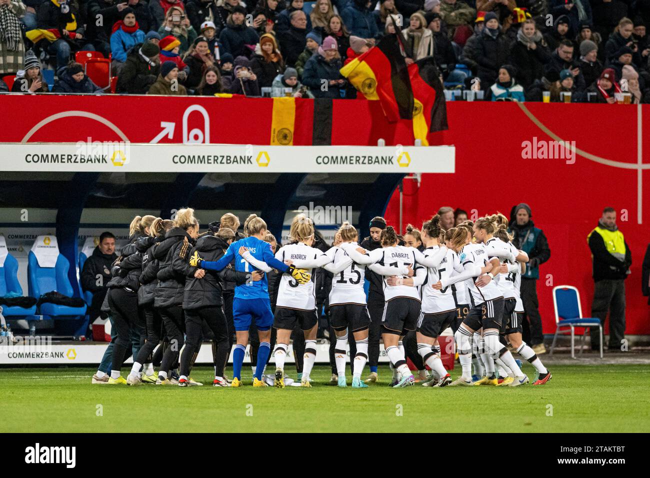 Rostock, Deutschland 01. Dezember 2023: Womens Nation League - 2023/2024 - Deutschland vs. Dänemark Im Bild: Die Spielerinnen von Deutschland bilden einen Mannschaftskreis zum Schulterschluss. Stock Photo