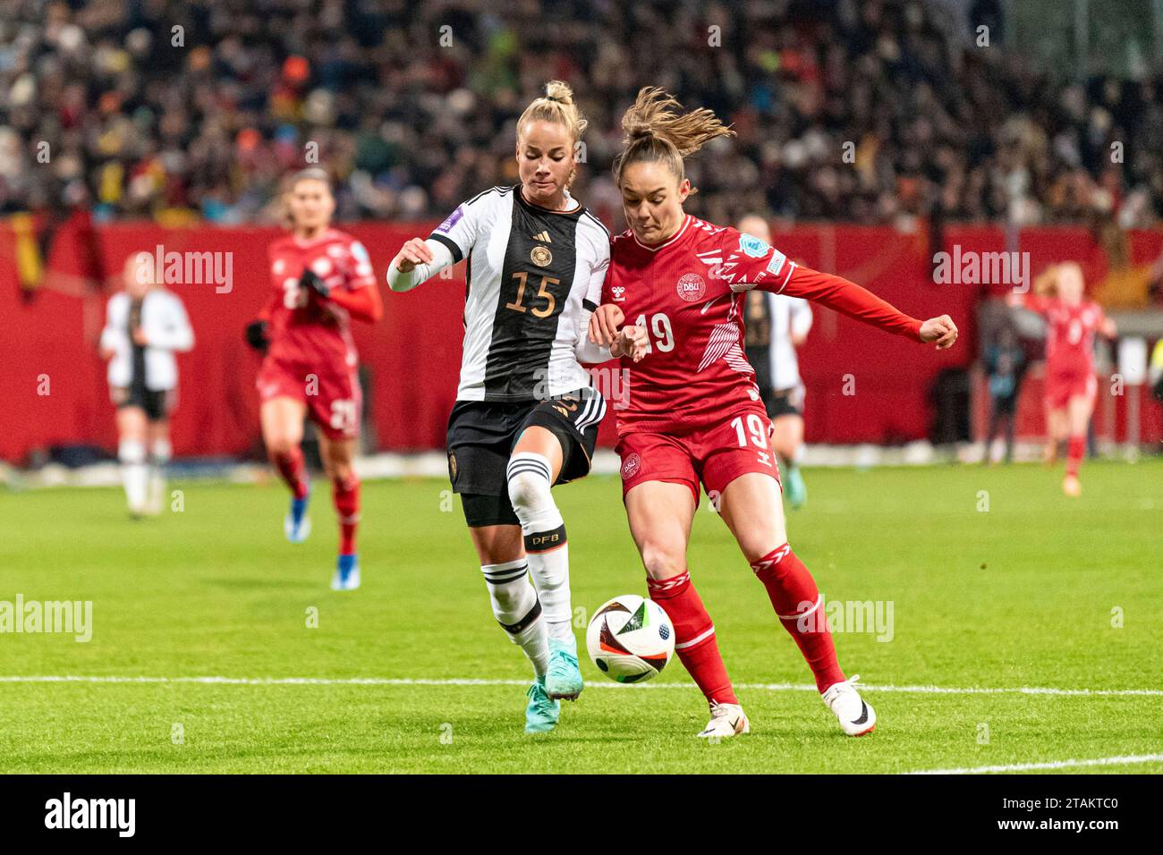 Rostock, Deutschland 01. Dezember 2023: Womens Nation League - 2023/2024 - Deutschland vs. Dänemark Im Bild: v. li. im Zweikampf Giulia Gwinn (Deutschland) und Janni Thomsen (Dänemark) Stock Photo