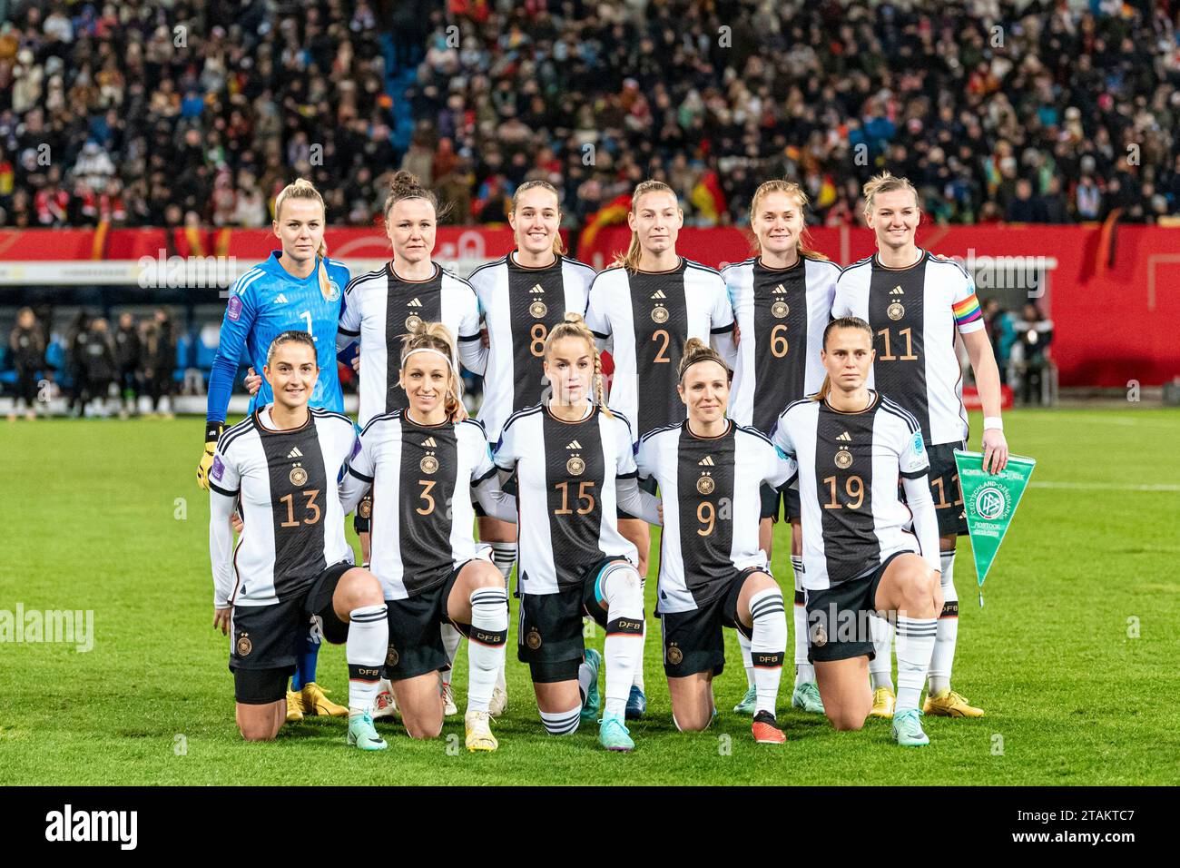 Rostock, Deutschland 01. Dezember 2023: Womens Nation League - 2023/2024 - Deutschland vs. Dänemark m Bild: Mannschaftsfoto vor dem Spiel der deutschen Nationalmannschaft Stock Photo