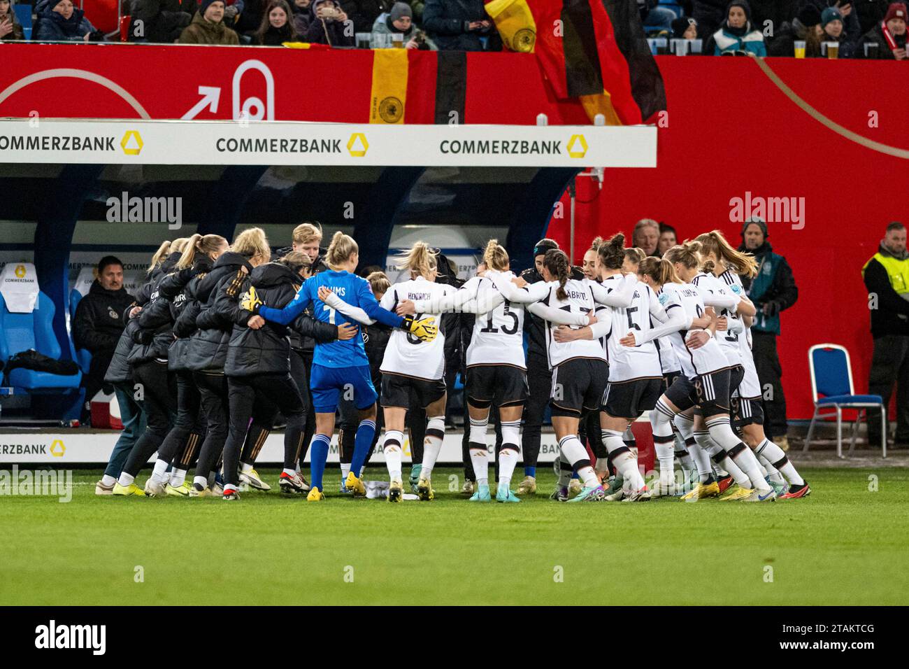 Rostock, Deutschland 01. Dezember 2023: Womens Nation League - 2023/2024 - Deutschland vs. Dänemark Im Bild: Die Spielerinnen von Deutschland bilden einen Mannschaftskreis zum Schulterschluss. Stock Photo