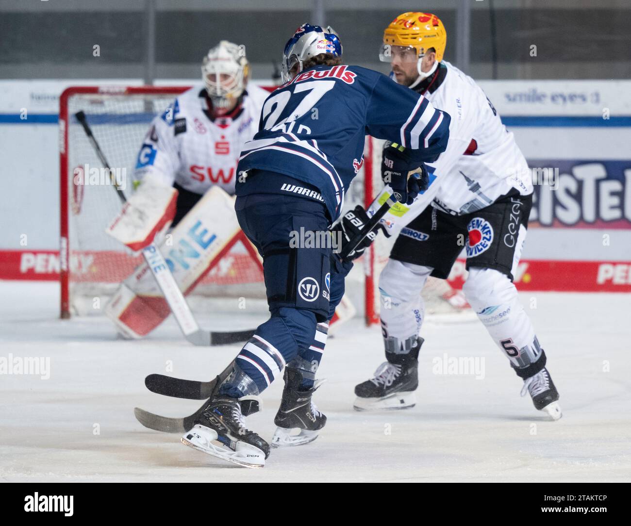 Munich, Germany. 01st Dec, 2023. Ice Hockey: DEL, EHC Red Bull Munich - Pinguins Bremerhaven, Main Round, Matchday 23 at the Olympic Ice Sports Center. Veit Oswald (l) of Munich and Anders Grönlund of Bremerhaven fight for the puck. Credit: Sven Hoppe/dpa/Alamy Live News Stock Photo