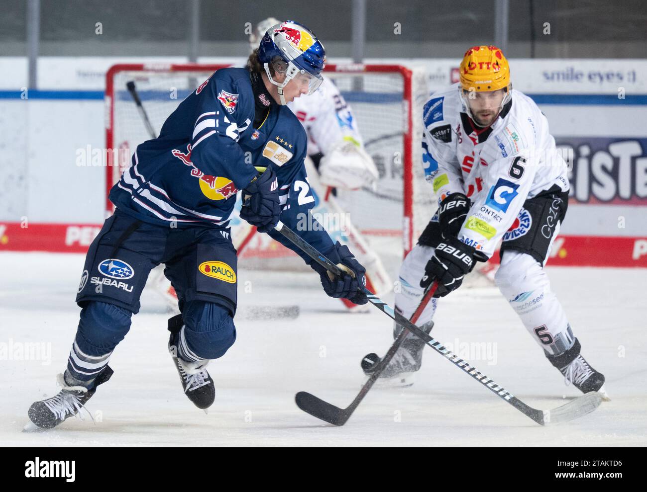 Munich, Germany. 01st Dec, 2023. Ice Hockey: DEL, EHC Red Bull Munich - Pinguins Bremerhaven, Main Round, Matchday 23 at the Olympic Ice Sports Center. Veit Oswald (l) of Munich and Anders Grönlund of Bremerhaven fight for the puck. Credit: Sven Hoppe/dpa/Alamy Live News Stock Photo