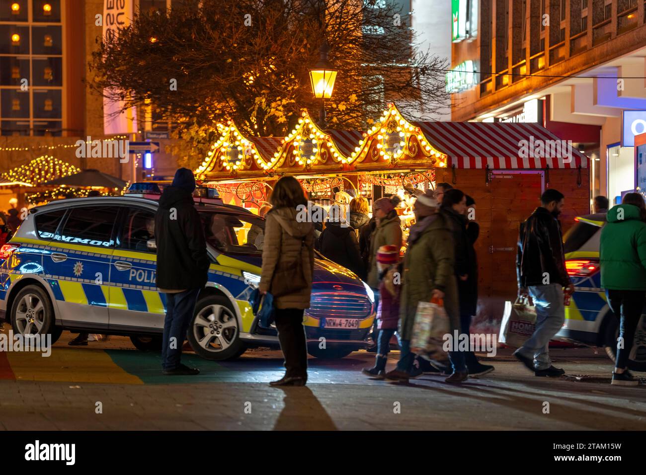Police patrol in the pre-Christmas period, Christmas market in the city centre of Essen, Kettwiger Straße, NRW, Germany, Stock Photo