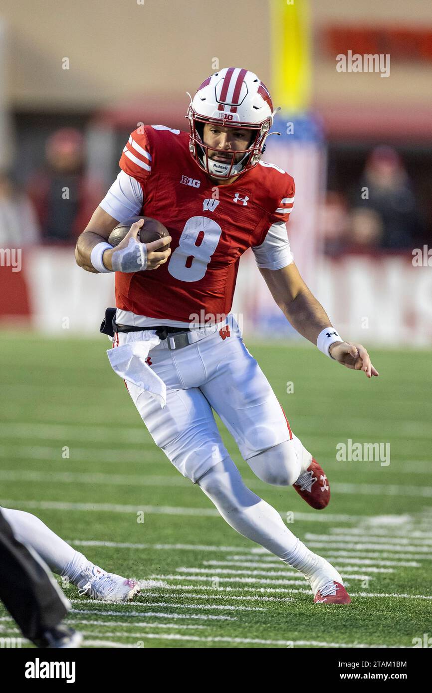 Wisconsin Badgers quarterback Tanner Mordecai (8) carries the ball ...