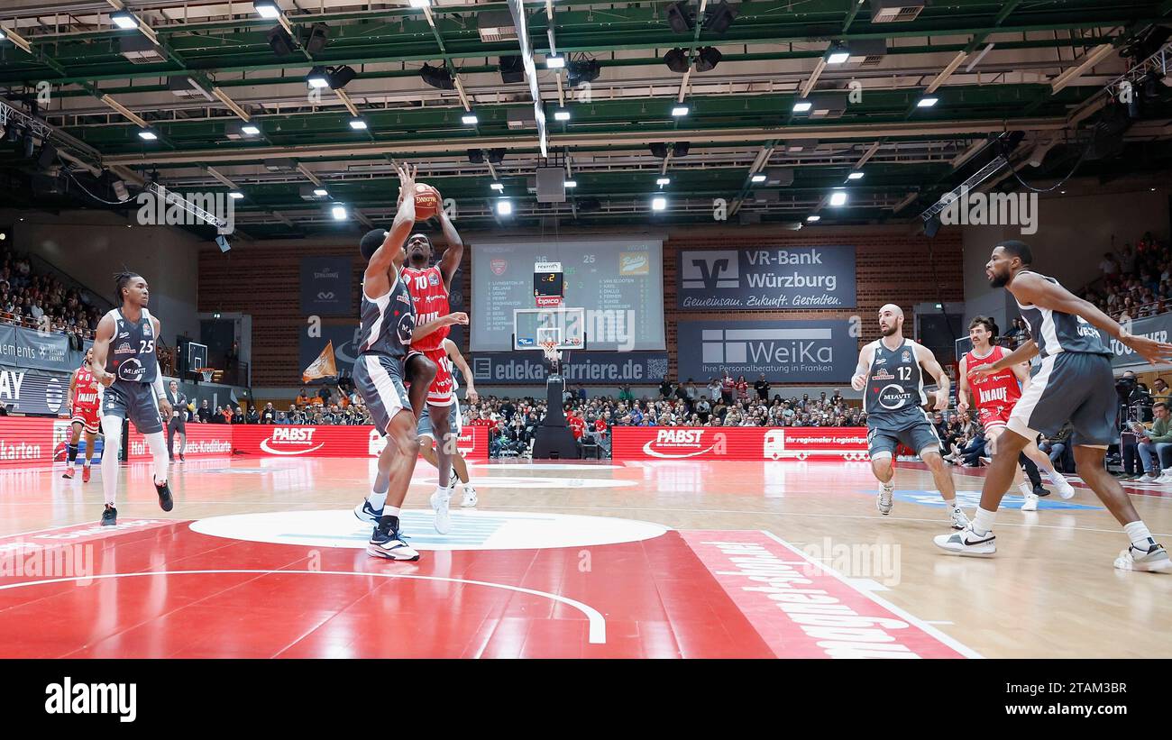 Wuerzburg, Deutschland. 01st Dec, 2023. Bild: Darius Perry (Wuerzburg Baskets, 10) mit einem Wurf gegen Richmond Aririguzoh (Rasta VEchta) 01.12.2023, Basketball, BBL, Wuerzburg Baskets - Rasta Vechta, GER, Wuerzburg, tectake Arena. Credit: dpa/Alamy Live News Stock Photo