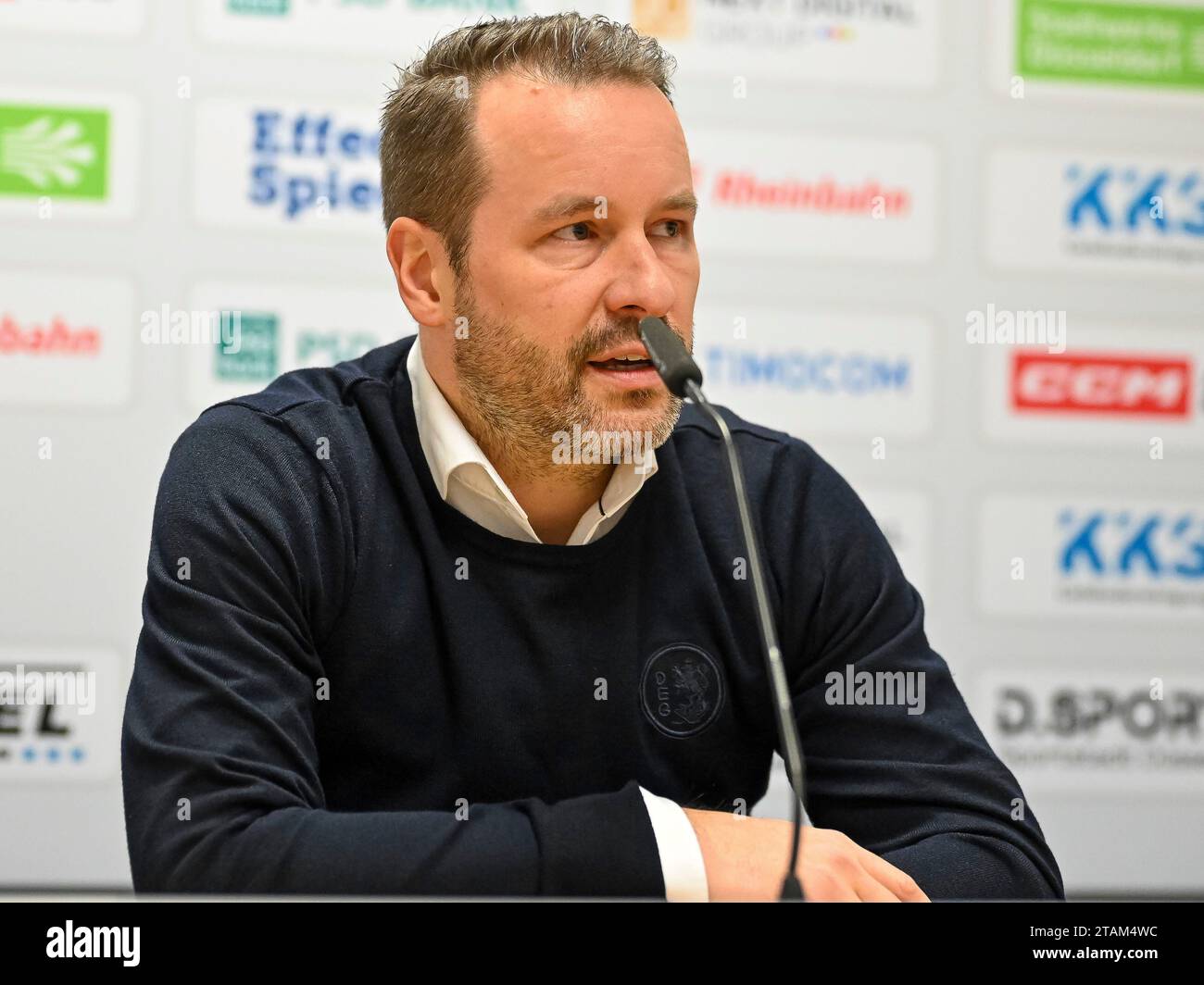 Ein ratloser Thomas Dolak (Duesseldorfer EG, Trainer) auf der anschliessenden Pressekonferenz. Duesseldorfer EG vs. Nuernberg Ice Tigers, Eishockey, Penny DEL, 23. Spieltag, Saison 2023/2024, 01.12.2023 Foto: Eibner-Pressefoto/Thomas Haesler Stock Photo