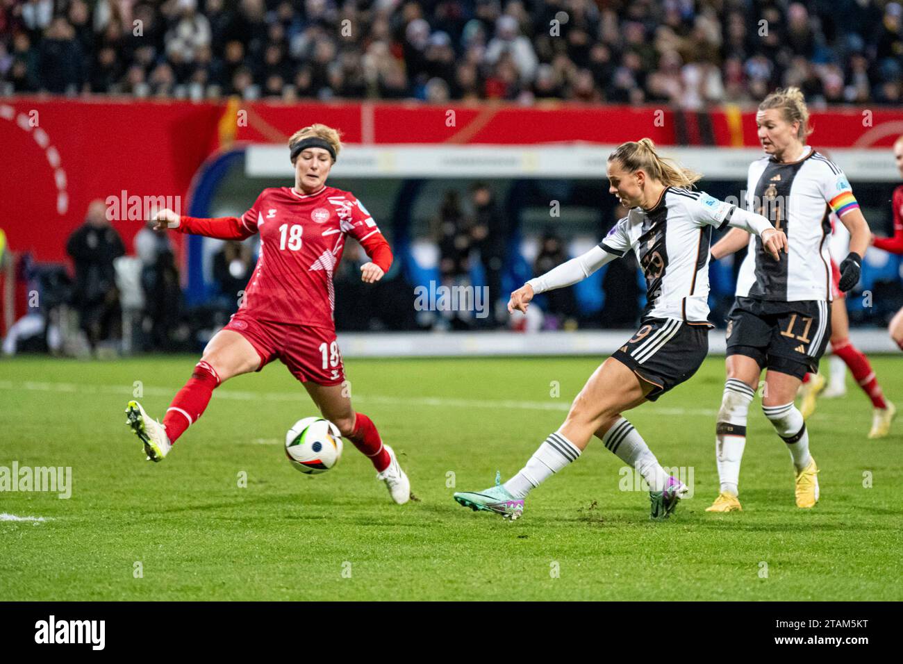 Rostock, Deutschland 01. Dezember 2023: Womens Nation League - 2023/2024 - Deutschland vs. Dänemark Im Bild: Klara Bühl/Buehl (Deutschland) macht das Tor zum 3:0 Stock Photo