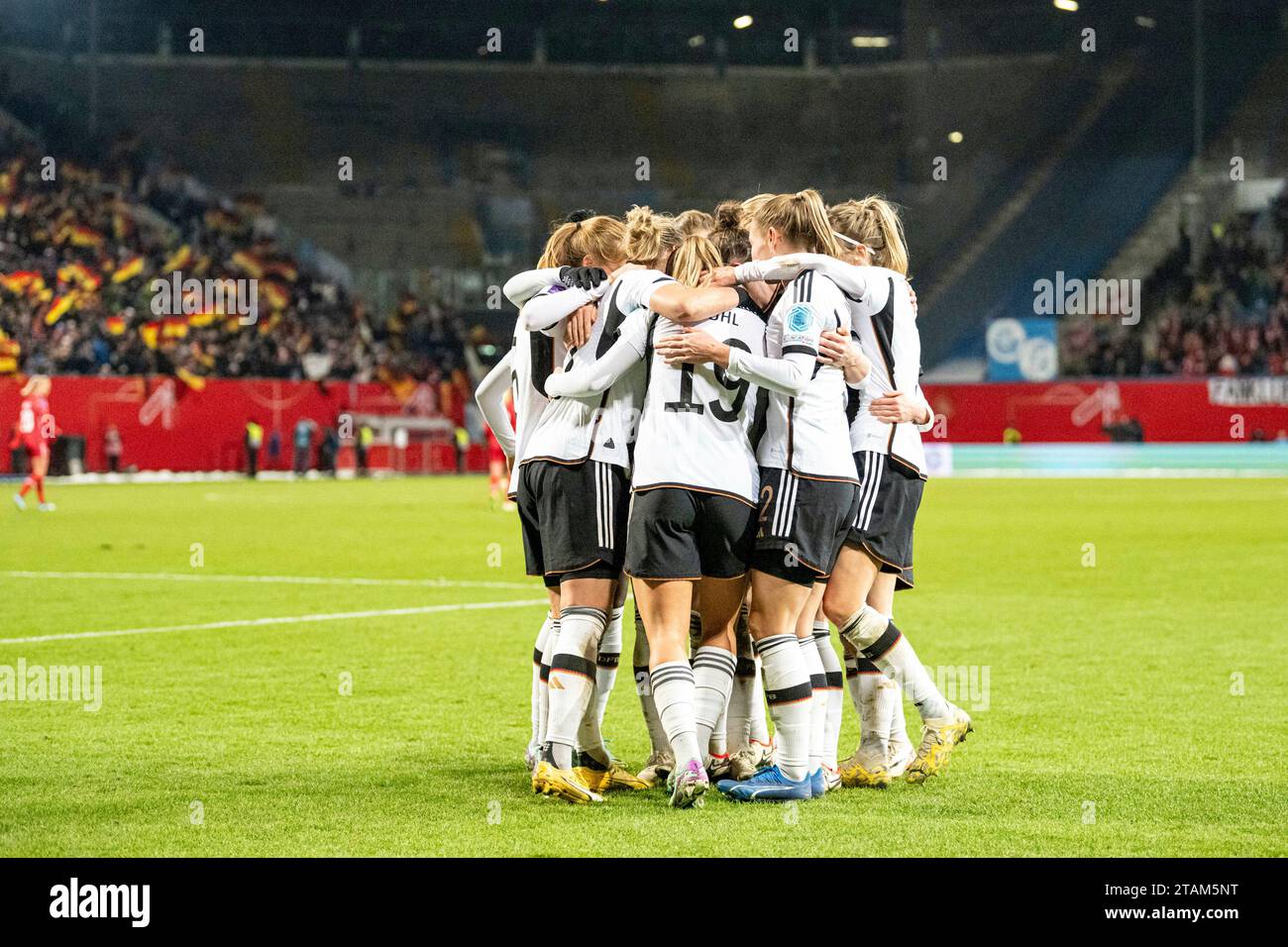 Rostock, Deutschland 01. Dezember 2023: Womens Nation League - 2023/2024 - Deutschland vs. Dänemark Im Bild: Im Bild: 2.v.li. Klara Bühl/Buehl (Deutschland) jubelt nach ihrem Tor zum 3:0 mit Ihren Mannschaftskolleginnen Stock Photo