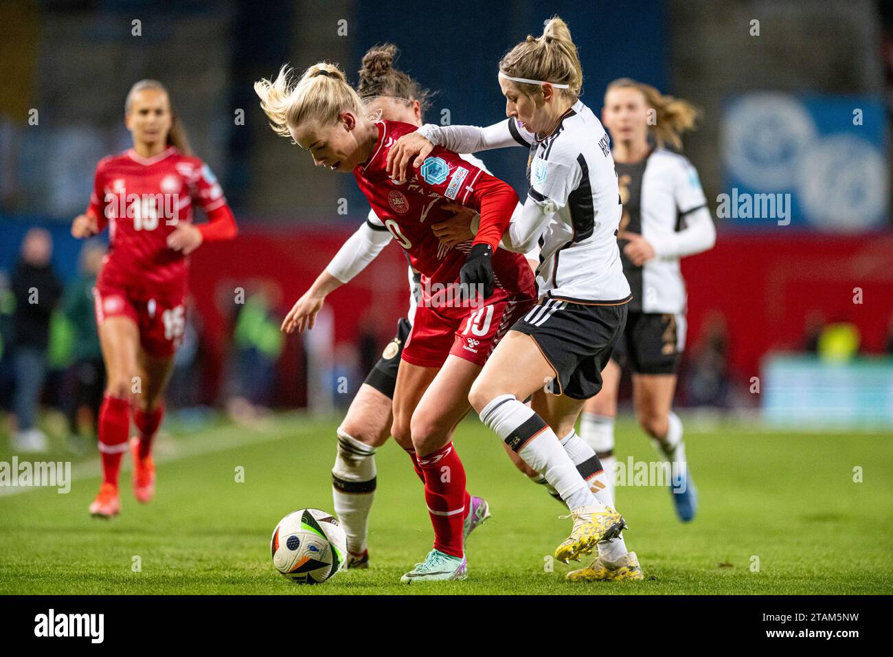 Rostock, Deutschland 01. Dezember 2023: Womens Nation League - 2023/2024 - Deutschland vs. Dänemark Im Bild: v. li. im Zweikampf Amalie Vangsgaard (Dänemark) und Kathrin Hendrich (Deutschland) Stock Photo