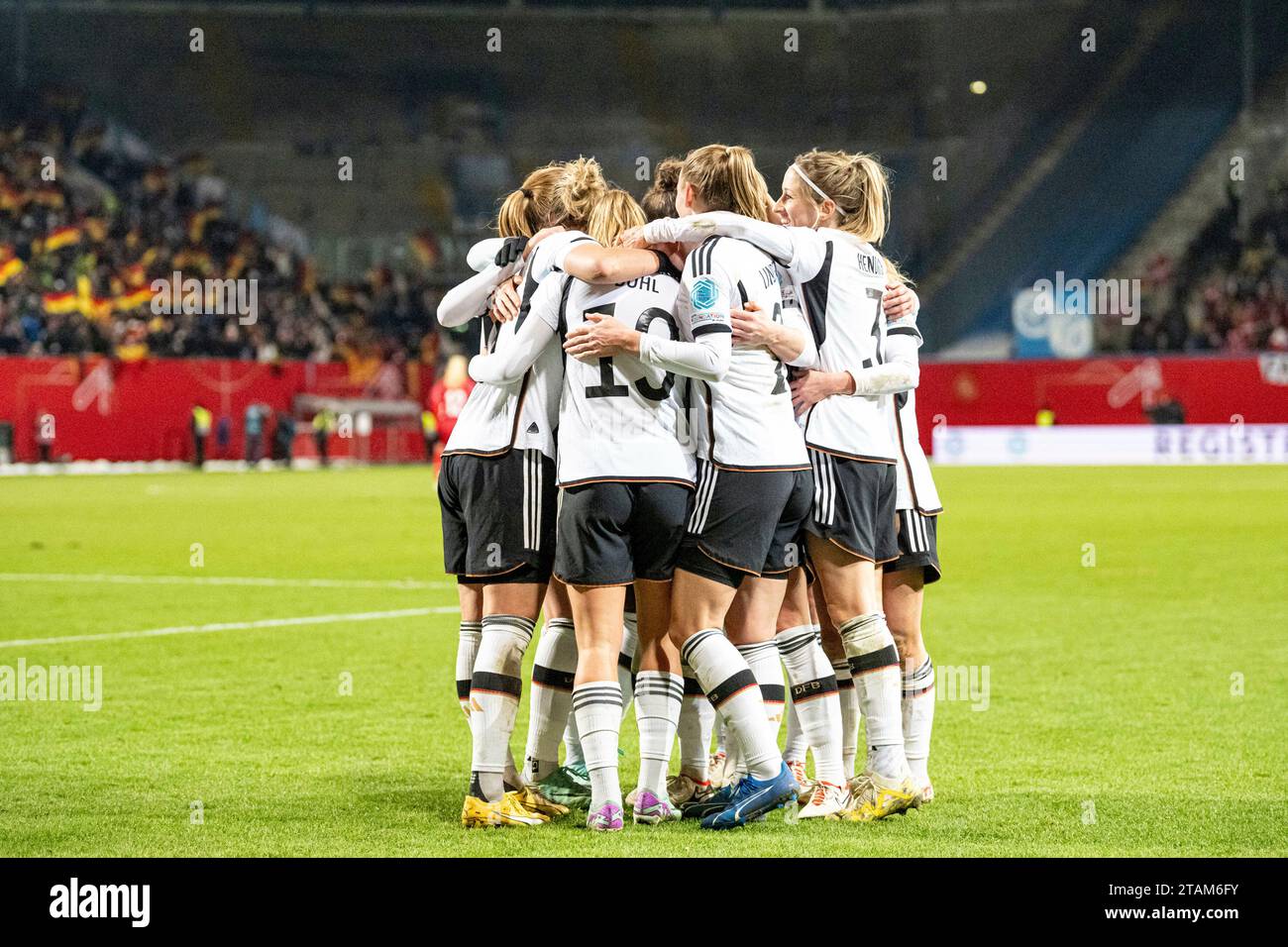 Rostock, Deutschland 01. Dezember 2023: Womens Nation League - 2023/2024 - Deutschland vs. Dänemark Im Bild: Im Bild: 2.v.li. Klara Bühl/Buehl (Deutschland) jubelt nach ihrem Tor zum 3:0 mit Ihren Mannschaftskolleginnen Stock Photo