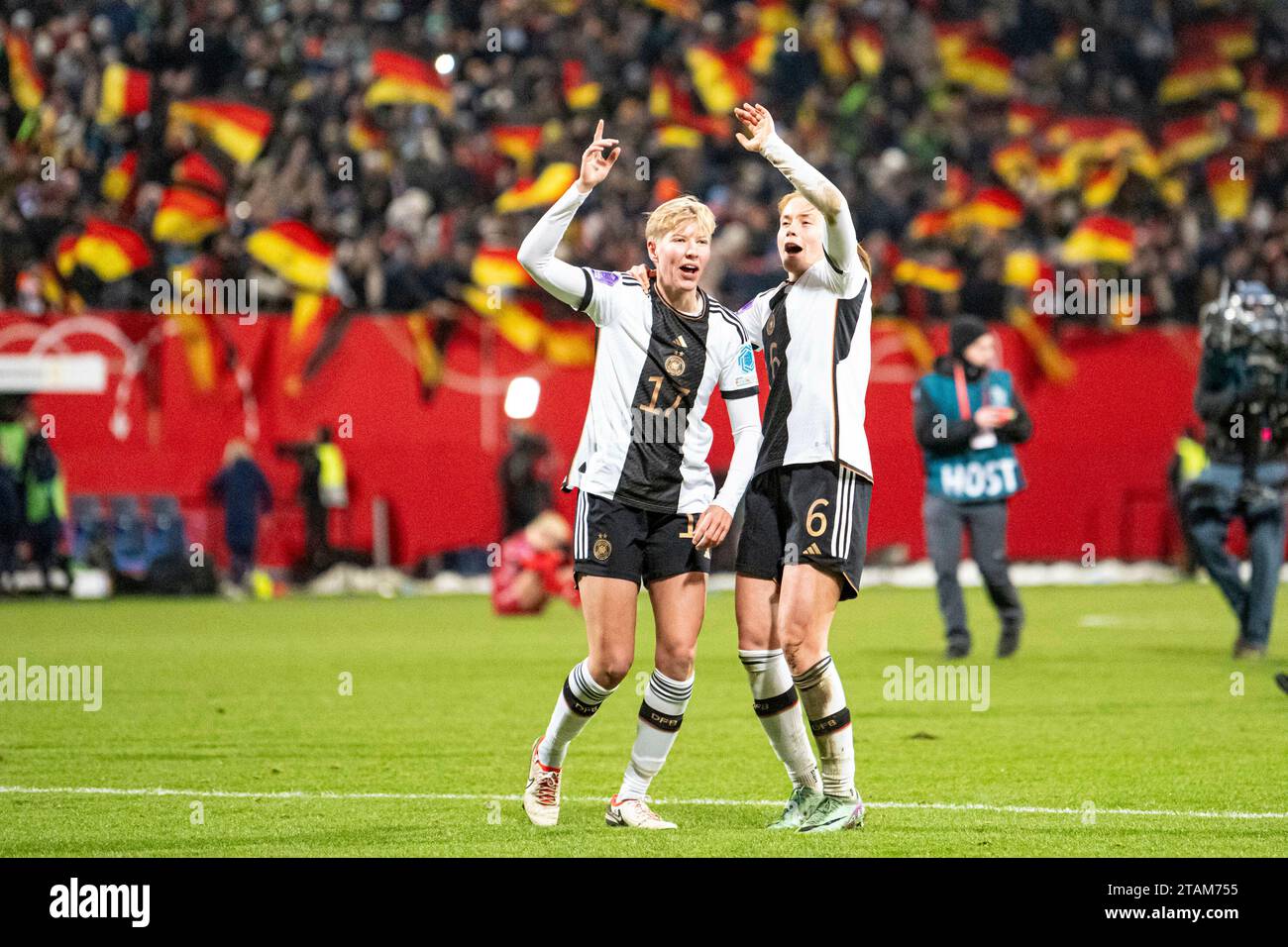 Rostock, Deutschland 01. Dezember 2023: Womens Nation League - 2023/2024 - Deutschland vs. Dänemark Im Bild: Im Bild: v. li Paulina Krumbiegel (Deutschland) und Sjoeke Nüsken/Nuesken (Deutschland) jubeln nach Abpfiff und feiern den Heimsieg Stock Photo