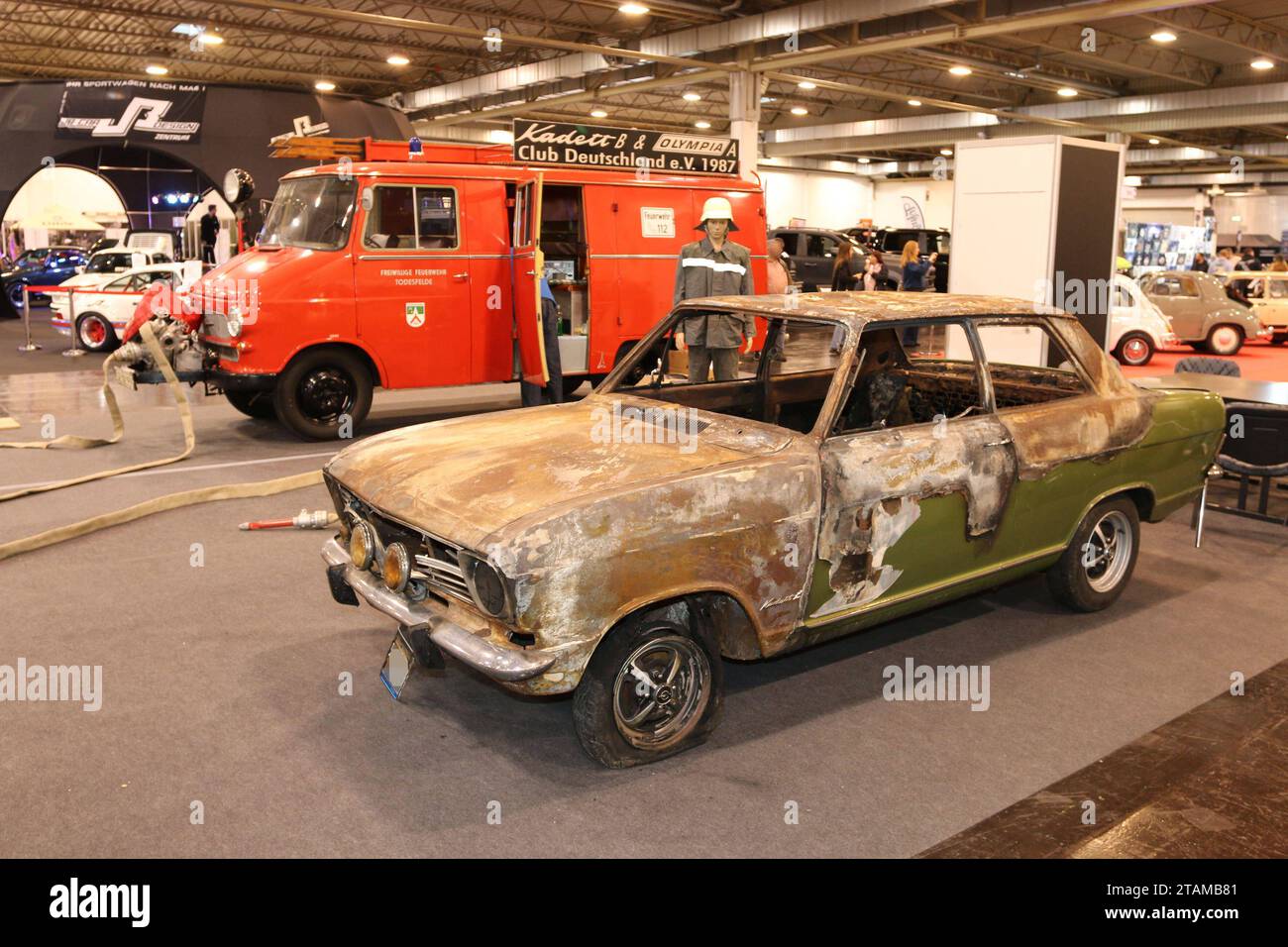 Ausgebrannter Opel Kadett vor Opel LKW der Feuerwehr am Stand des Opel