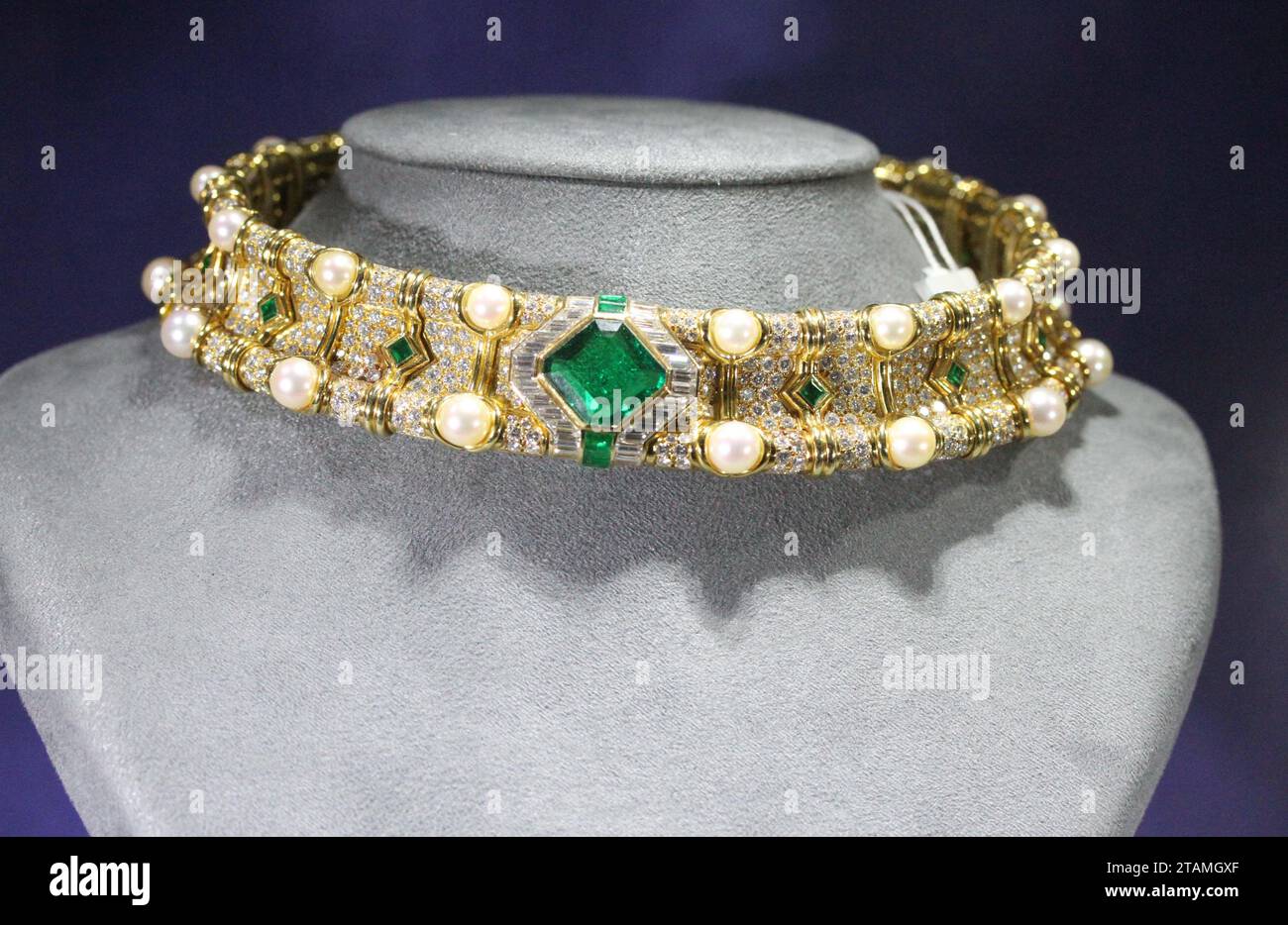 New York, New York, USA. 30th Nov, 2023. Bulgari Gold, Emerald, Cultured Pearl and Diamond Choker Necklace from the collection of Barbara and Frank Sinatra estimate $250,000 - $350,000, seen during the press preview for the Magnificent Jewels auction held during Luxury Week at Sotheby's New York. (Credit Image: © Nancy Kaszerman/ZUMA Press Wire) EDITORIAL USAGE ONLY! Not for Commercial USAGE! Stock Photo