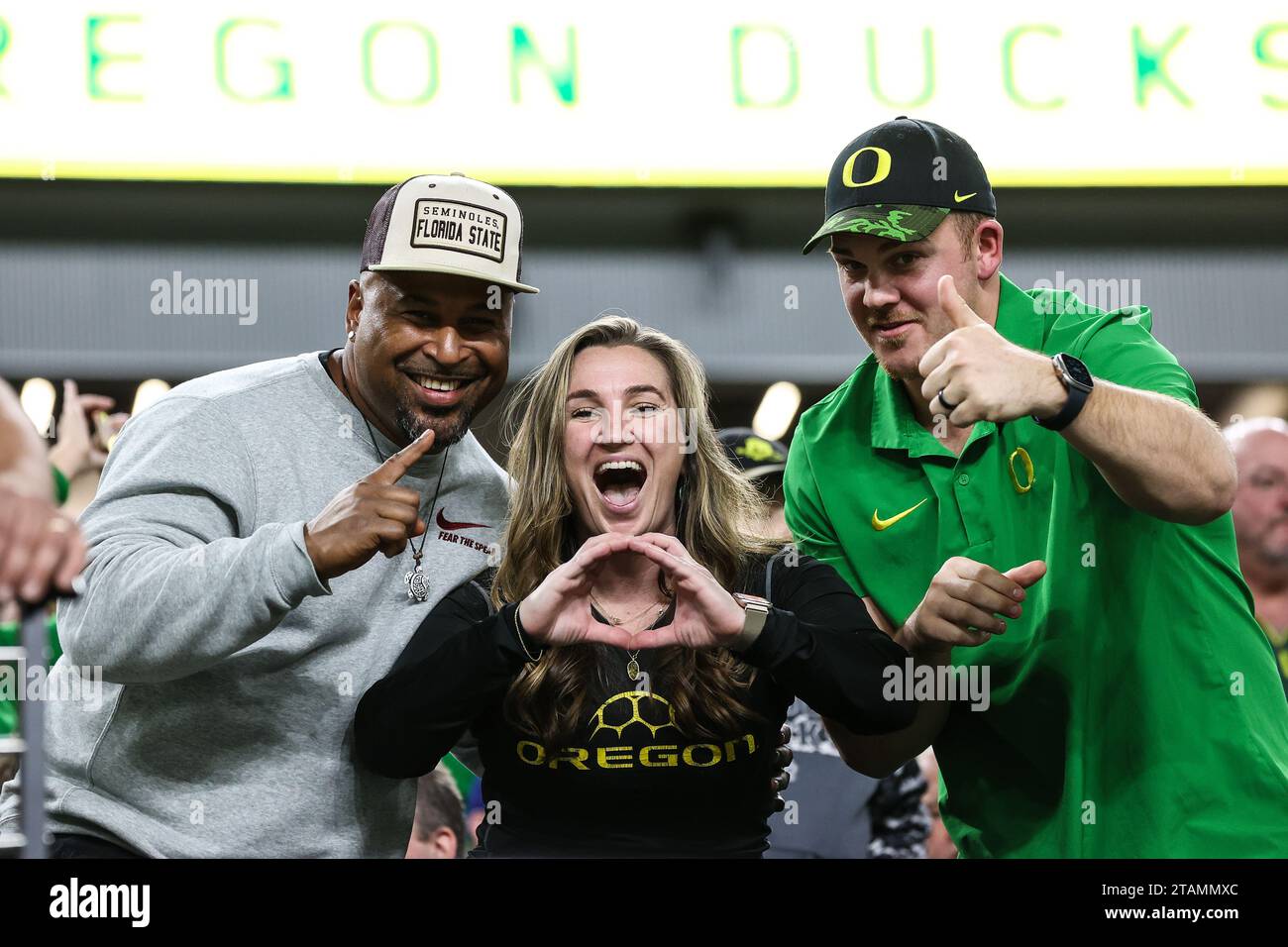 las-vegas-nv-usa-01st-dec-2023-oregon-ducks-fans-pose-for-the