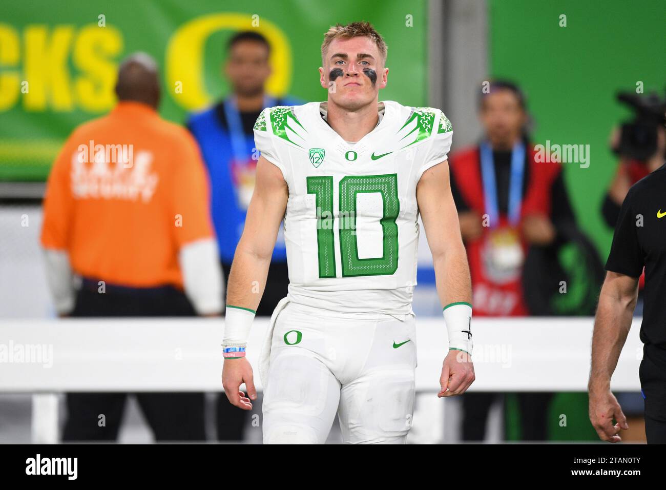 Las vegas nv december 01 oregon ducks quarterback bo nix 10 looks