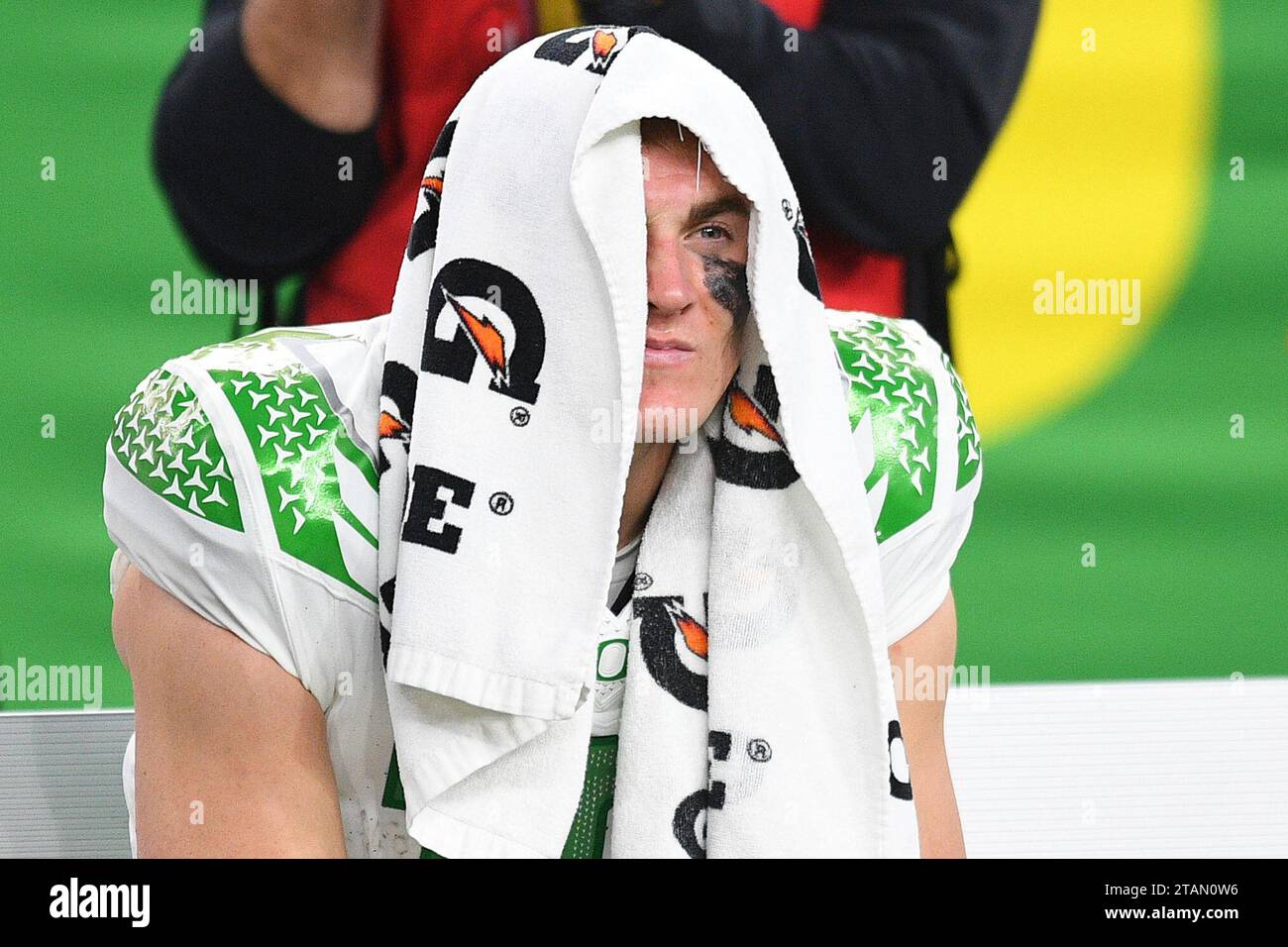 Las vegas nv december 01 oregon ducks quarterback bo nix 10 looks