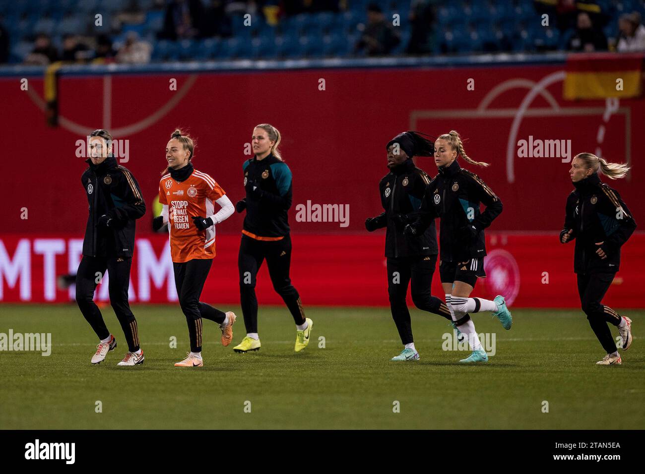 Rostock, Deutschland. 01st Dec, 2023. Sara Doorsoun (Deutschland, #23 ...