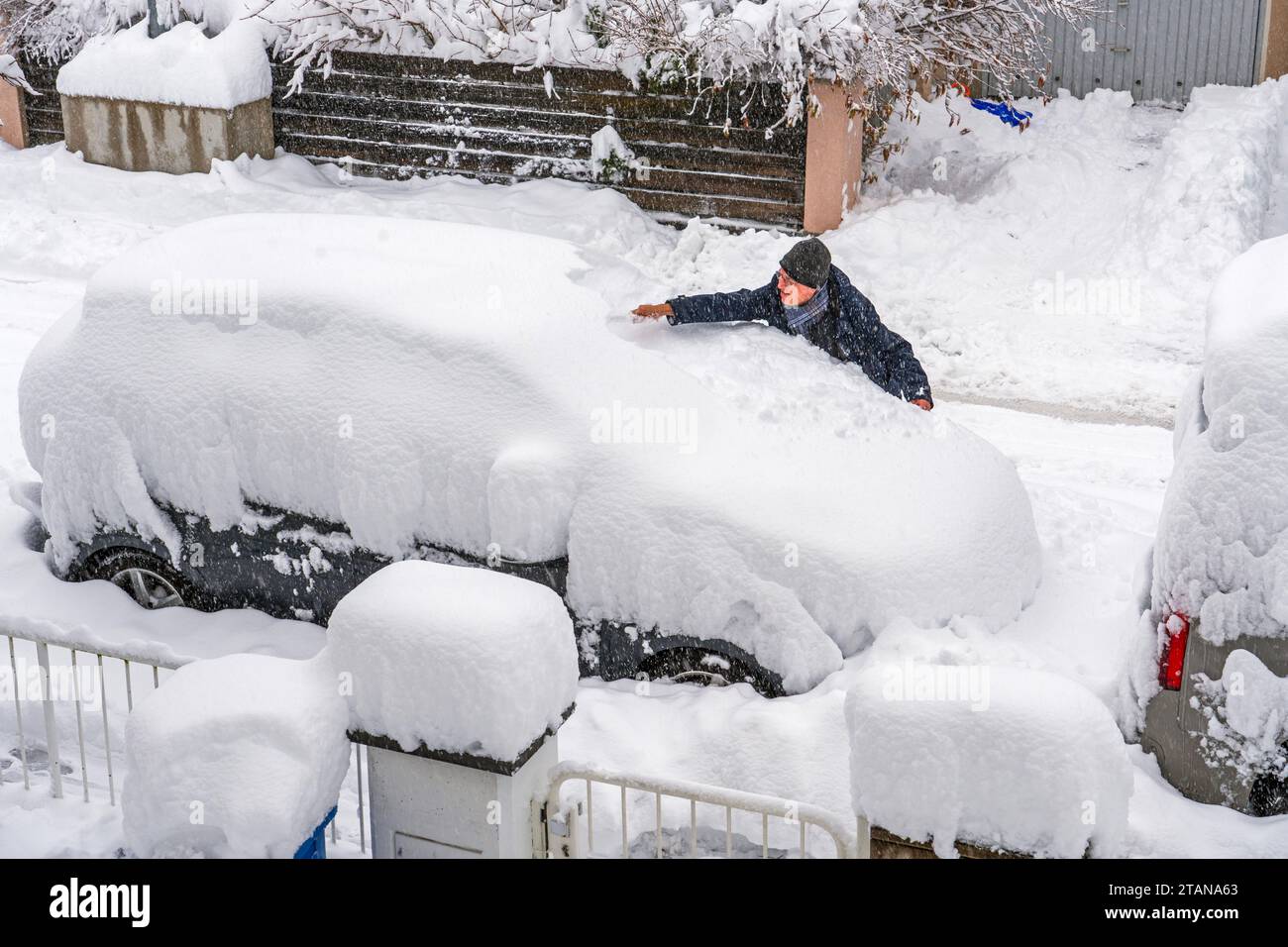 Münchner versucht sein Auto von einem halben Meter Schnee zu befreien,  Winterwonderland, München, 2. Dezember 2023 Deutschland, München, 2. Dezember  2023, Münchner versucht mit einem Schneefeger sein Auto vom einem halben  Meter