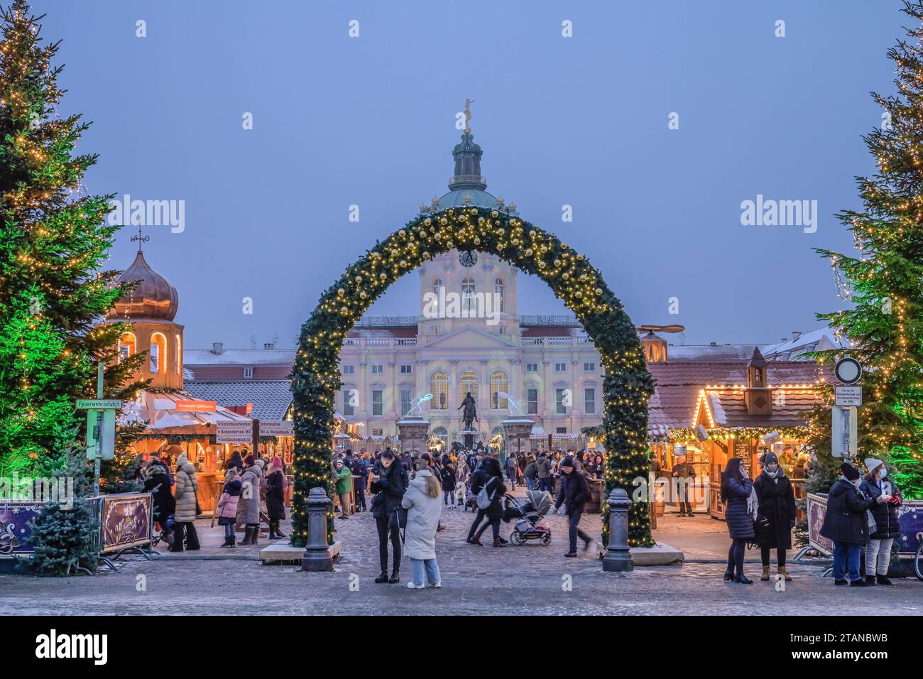 Weihnachtsmarkt vor dem Schloß Charlottenburg, Berlin, Deutschland *** Christmas market in front of Charlottenburg Palace, Berlin, Germany Credit: Imago/Alamy Live News Stock Photo