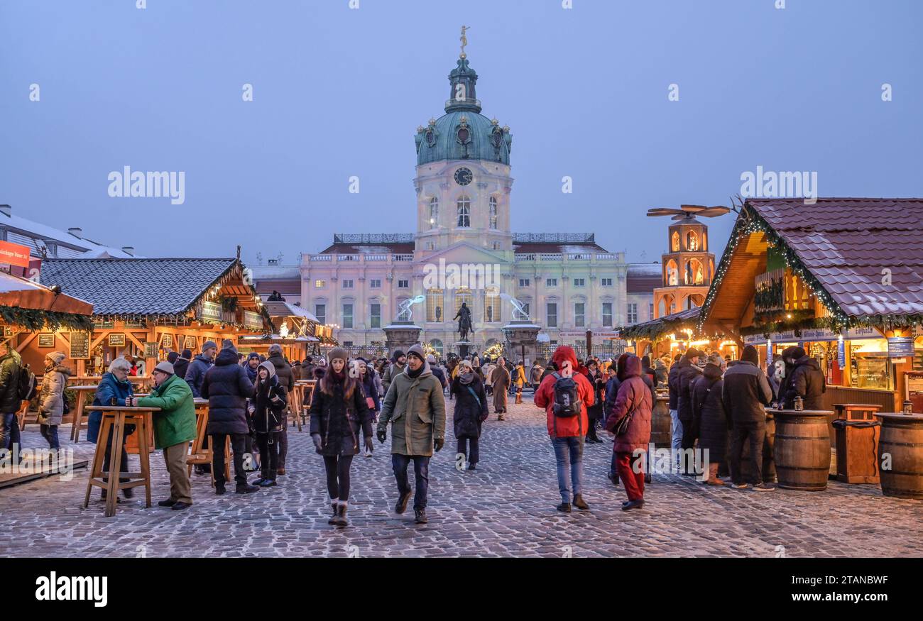 Weihnachtsmarkt vor dem Schloß Charlottenburg, Berlin, Deutschland *** Christmas market in front of Charlottenburg Palace, Berlin, Germany Credit: Imago/Alamy Live News Stock Photo