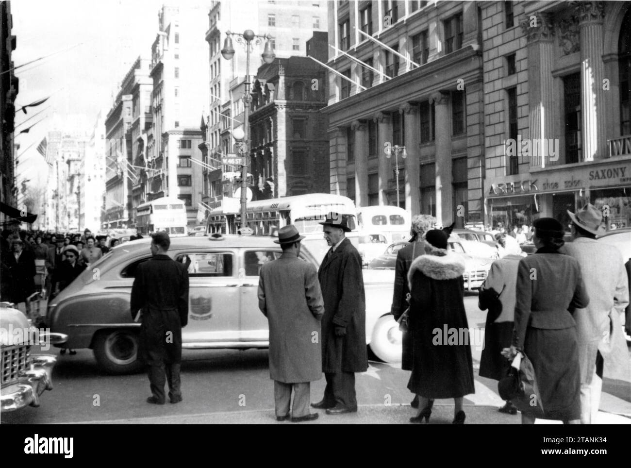 New york city street scene 1950s hi-res stock photography and images ...