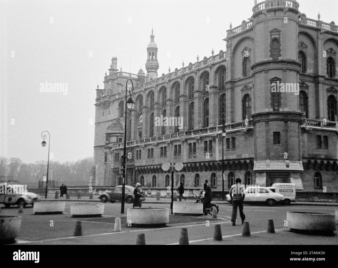 ST GERMAIN EN LAYE - PLACE DU CHATEAU ET RUE DE L'ABREUVOIR - FRANCE - EARLY 1970S - SILVER FILM © F.BEAUMONT Stock Photo
