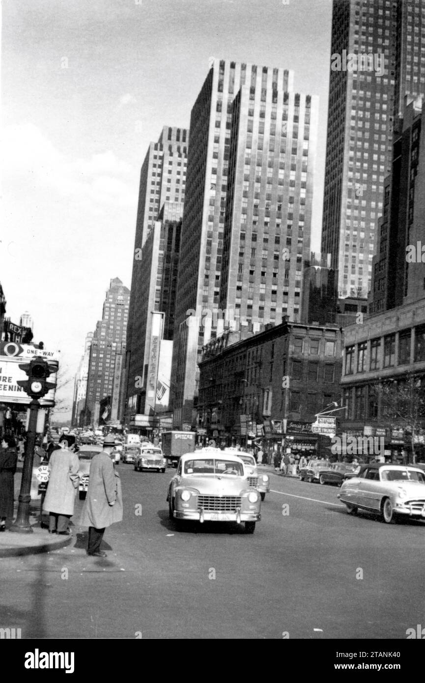 New york city street scene 1950s hi-res stock photography and images ...