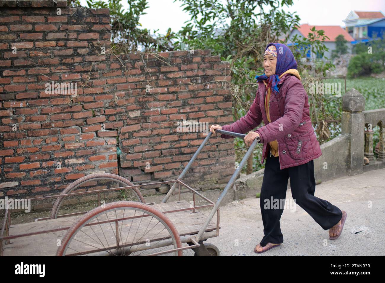 Muslim man woman walk hi-res stock photography and images - Alamy
