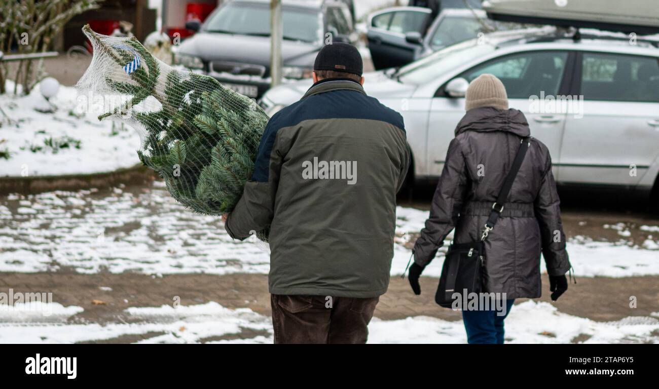 Reppenstedt, Germany. 02nd Dec, 2023. Two customers walk to the car