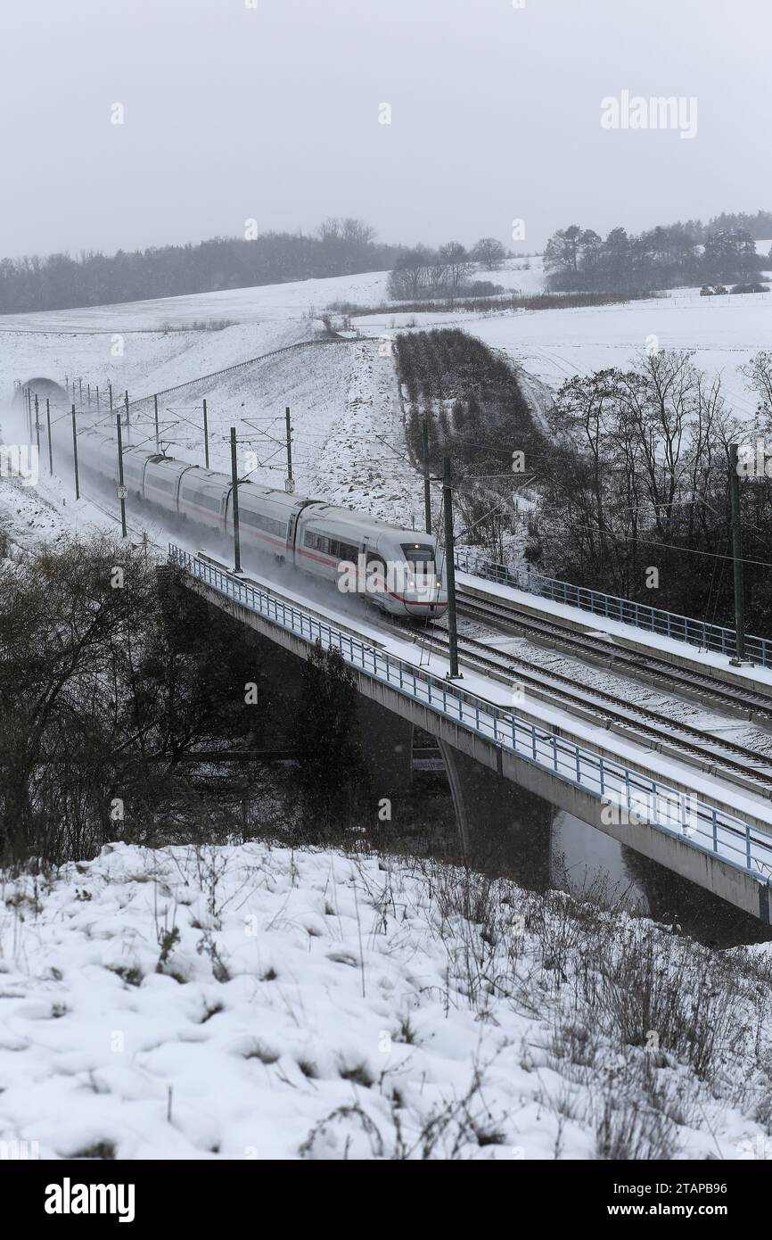 Coburg, Germany. 2nd December 2023 Cold weather in northern Bavaria after heavy snowfalls as a train passes slowly across the countryside. Credit: Clearpiximages/Alamy Live News Stock Photo