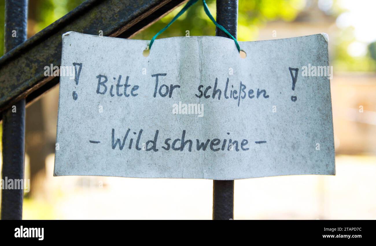 02.09.2011, Deutschland, Sachsen, Dresden, Schild an dem Friedhofstor Nordfriedhof Dresden, Kannenhenkelweg 1, 01099 Dresden mit der Aufschrift Bitte Tor schließen Wildschweine *** 02 09 2011, Germany, Saxony, Dresden, Sign at the gate